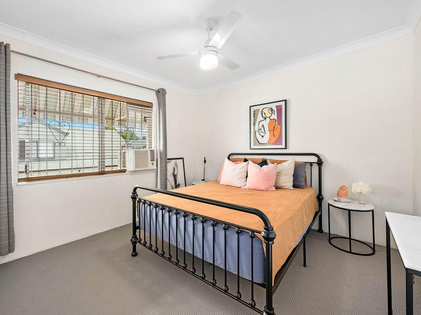 Nice 1 bedroom unit - Walk to Coorparoo Square Precinct!