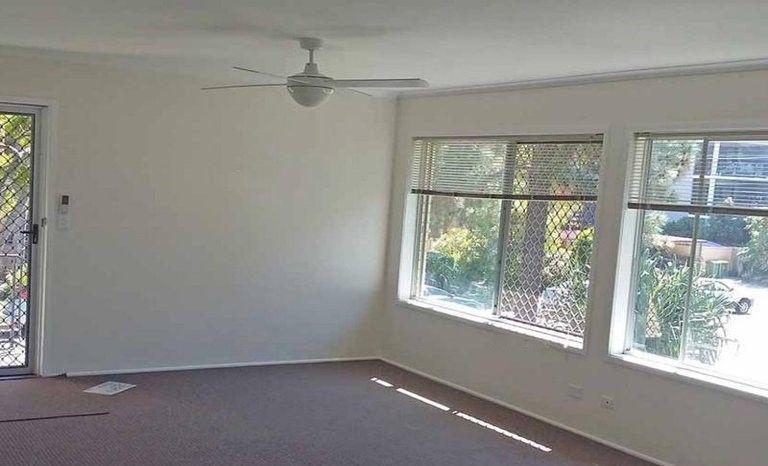 Three Bedroom Top Floor Apartment In The Sought After Koala Park.