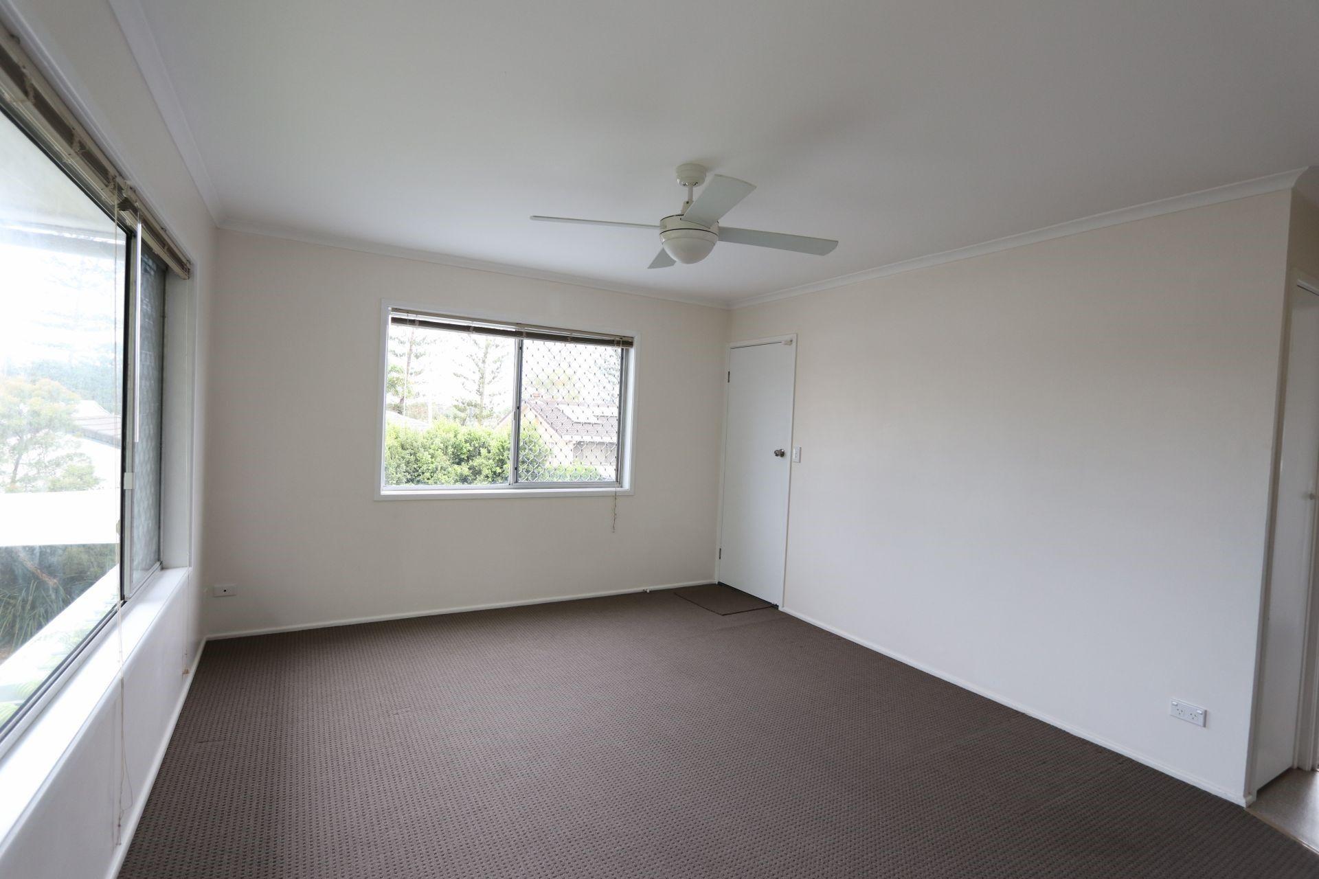 Three Bedroom Top Floor Apartment In The Sought After Koala Park.