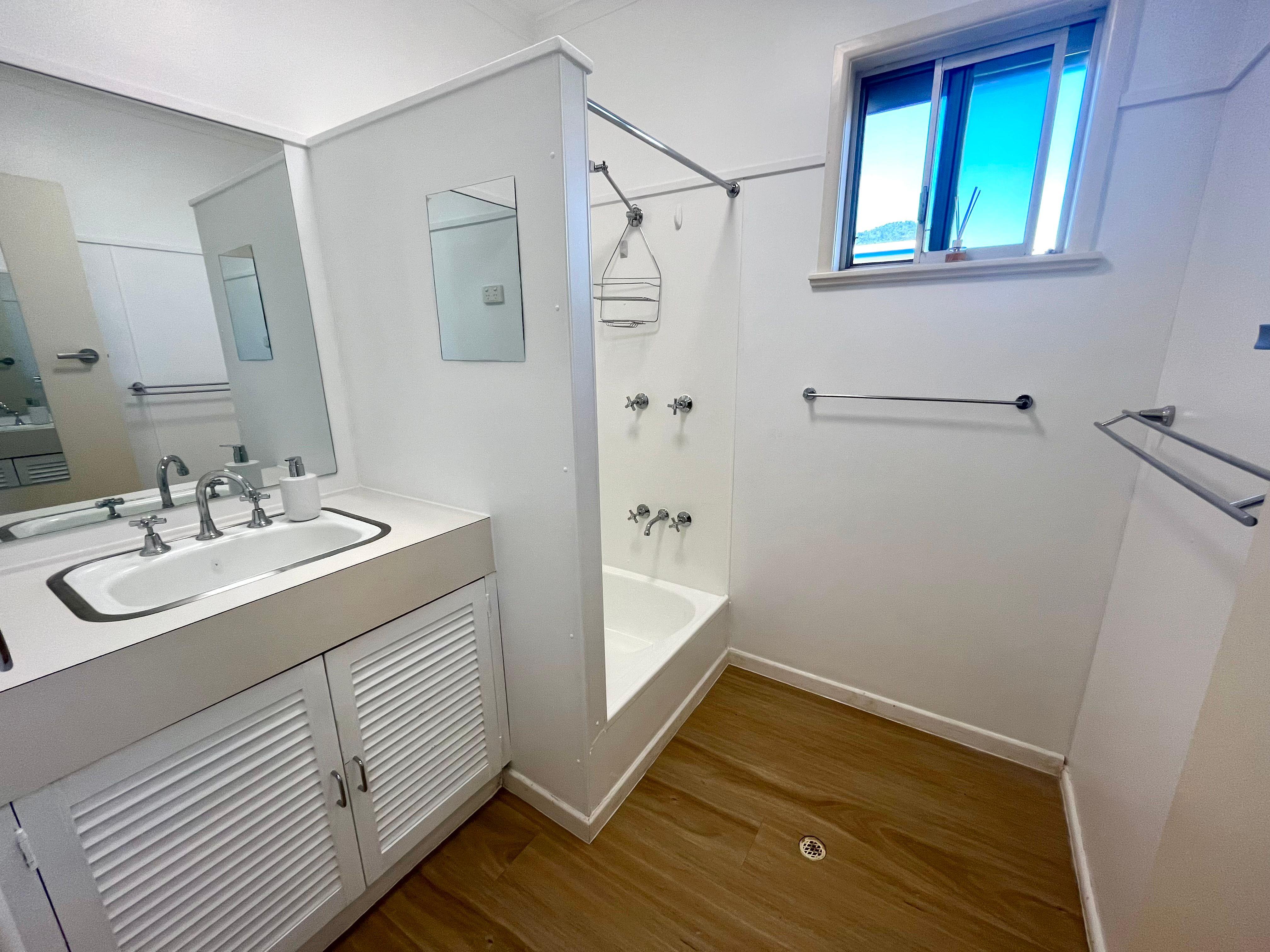 Charming 2-Bedroom unit with ocean views in Airlie Beach