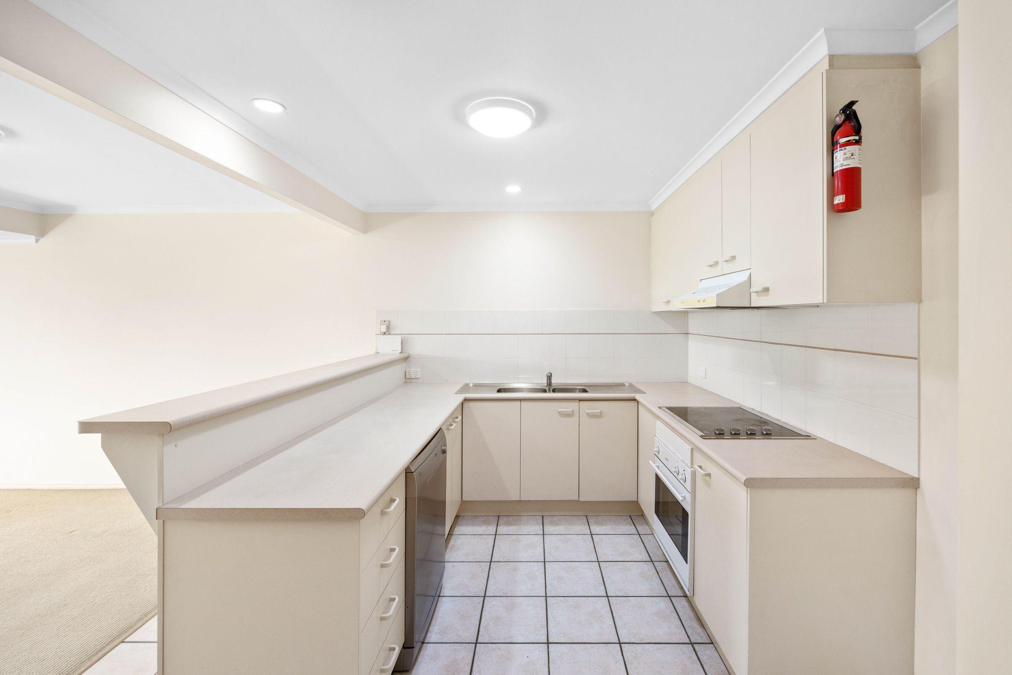 10 Minute Walk Into Town or To The Beach !