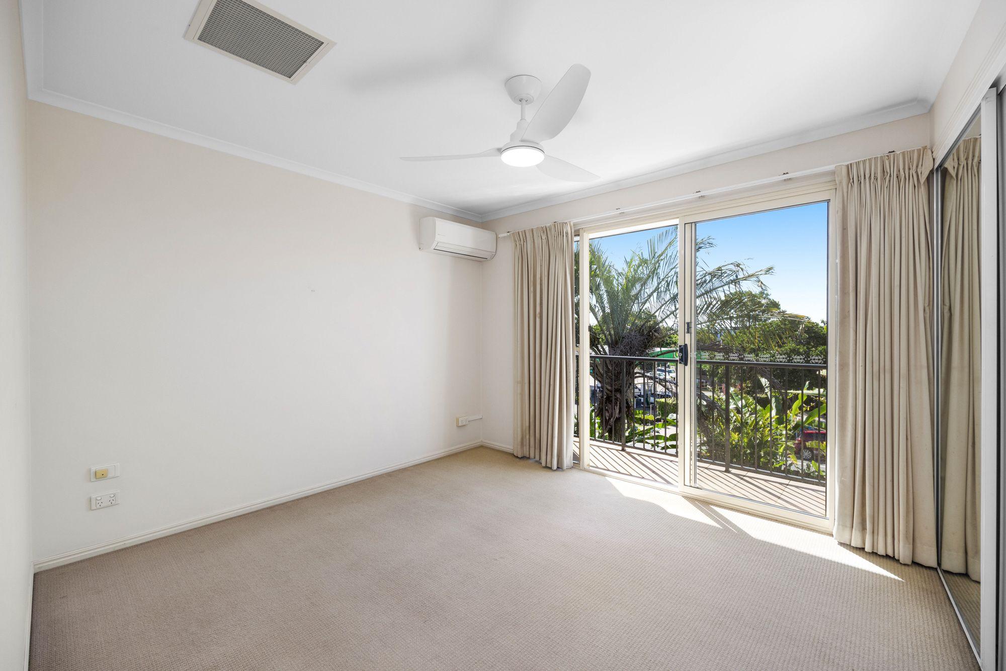 10 Minute Walk Into Town or To The Beach !