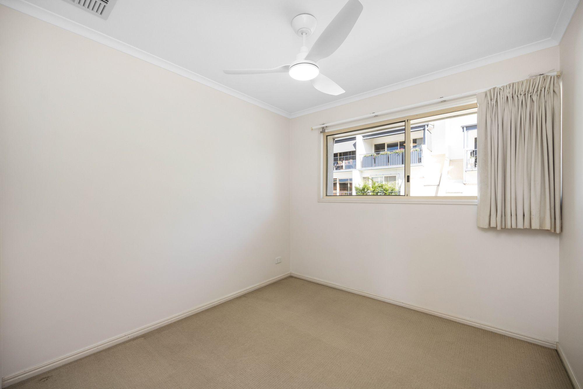 10 Minute Walk Into Town or To The Beach !