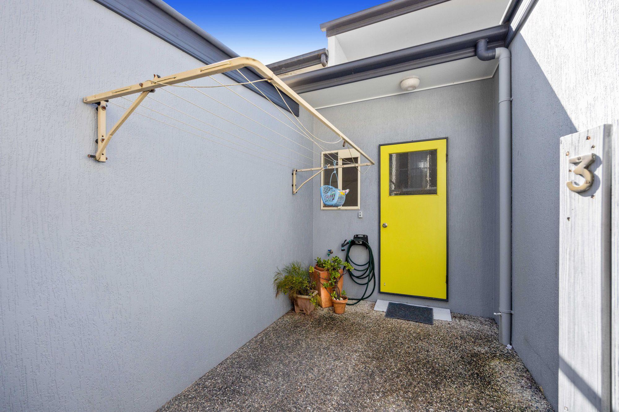 10 Minute Walk Into Town or To The Beach !