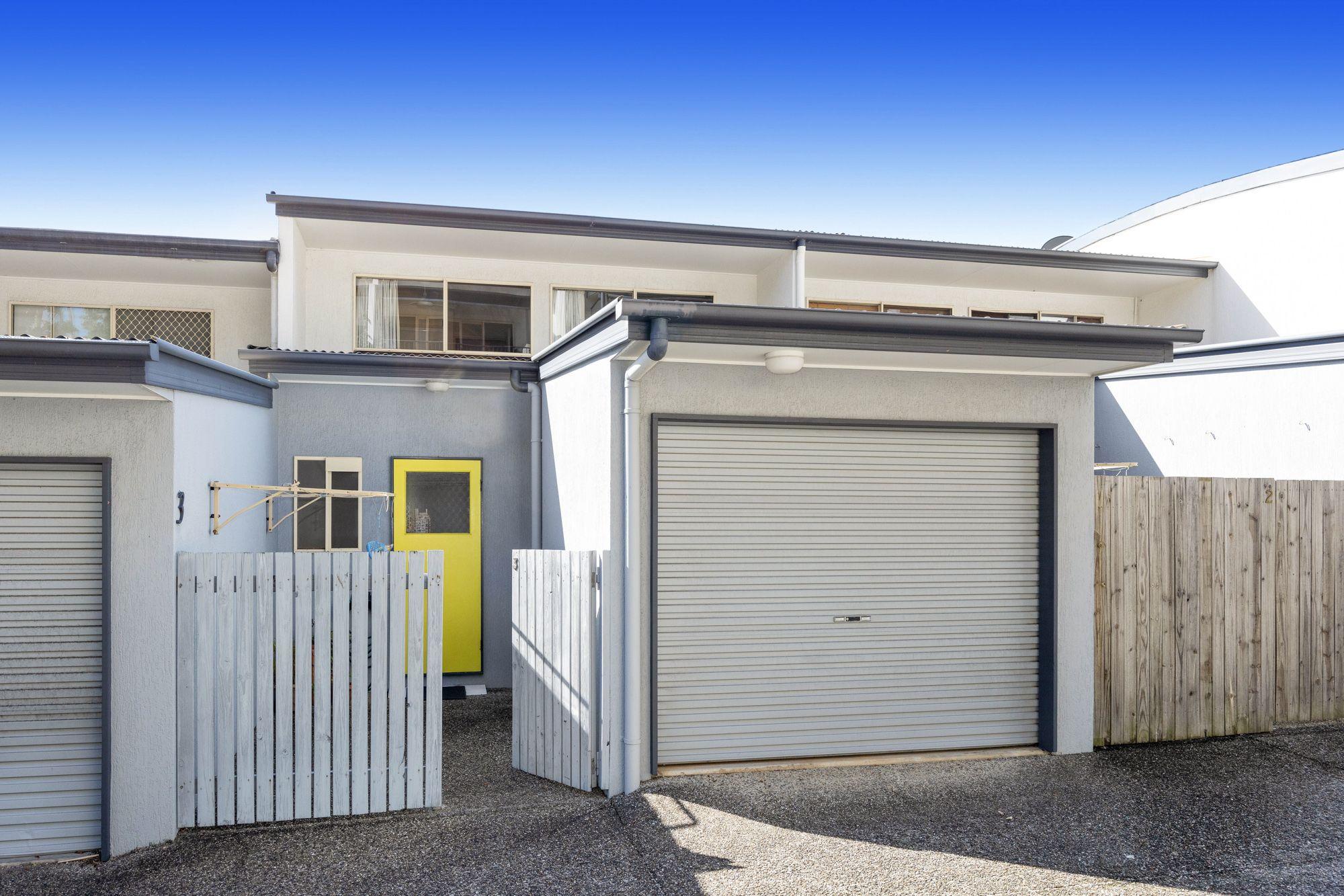 10 Minute Walk Into Town or To The Beach !