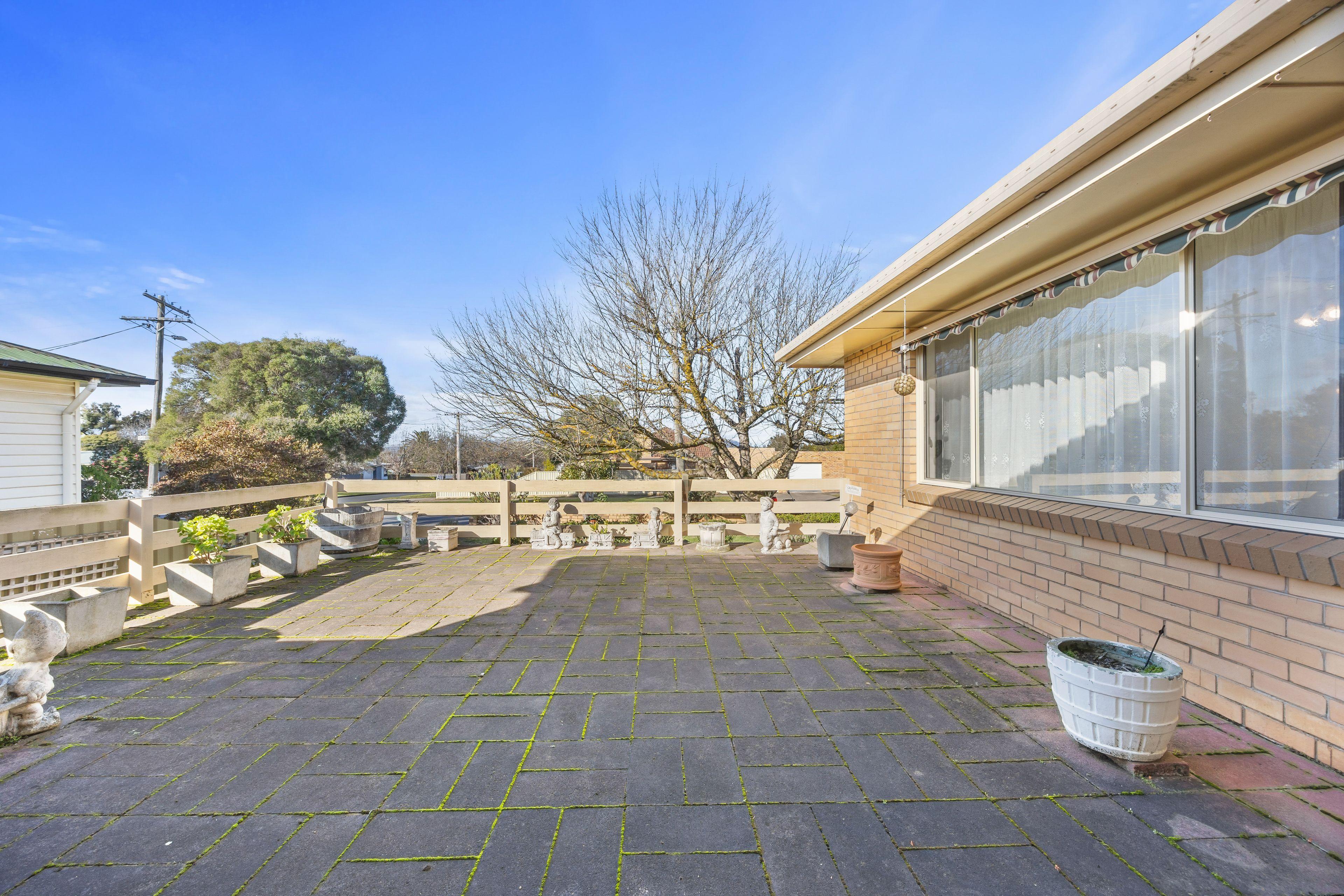 Spacious 3-Bedroom Family Home in the West