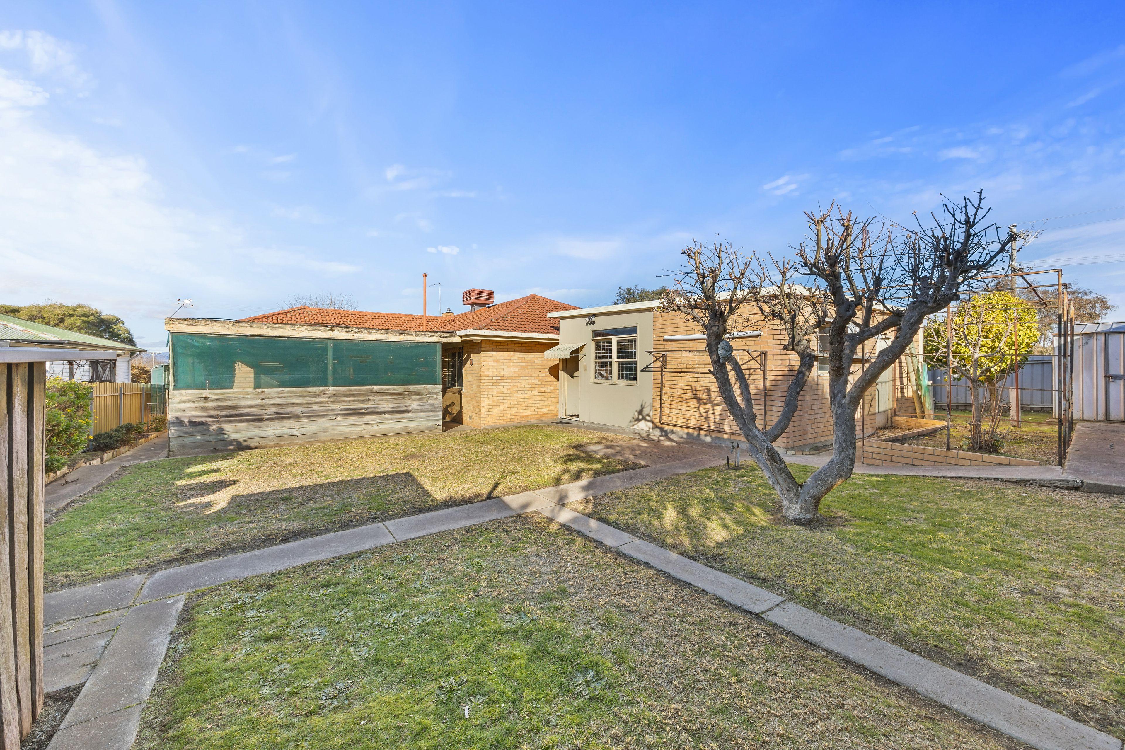 Spacious 3-Bedroom Family Home in the West