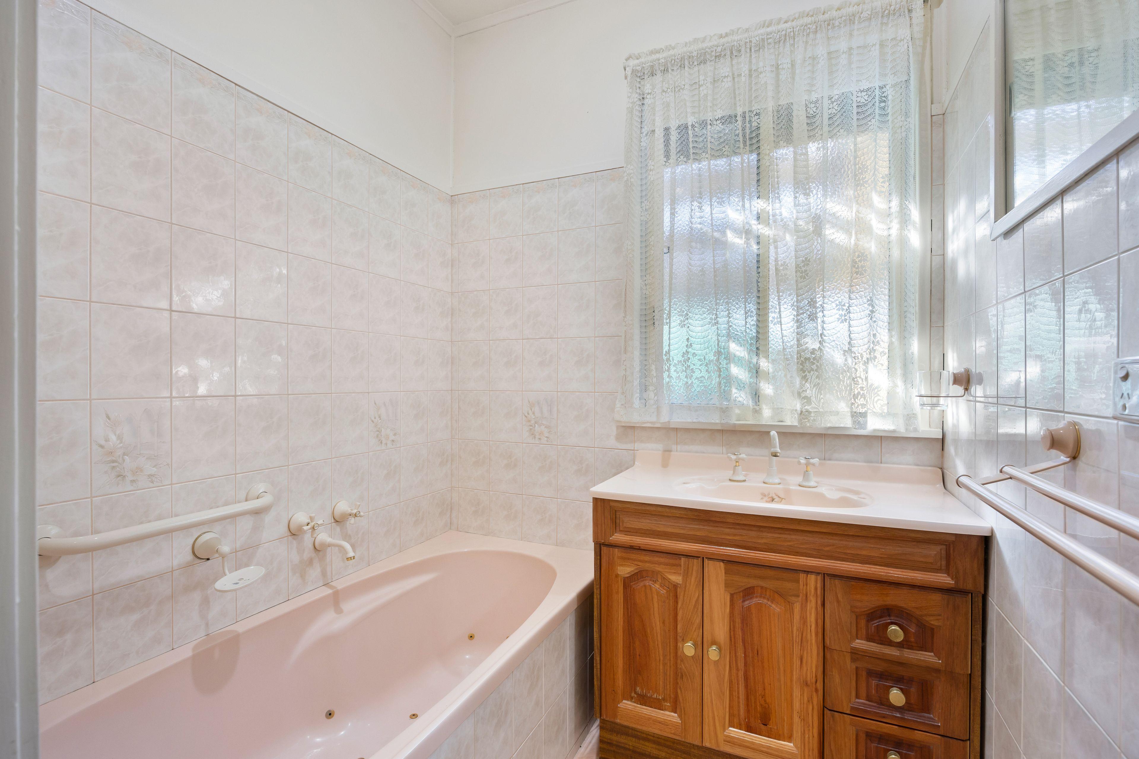 Spacious 3-Bedroom Family Home in the West