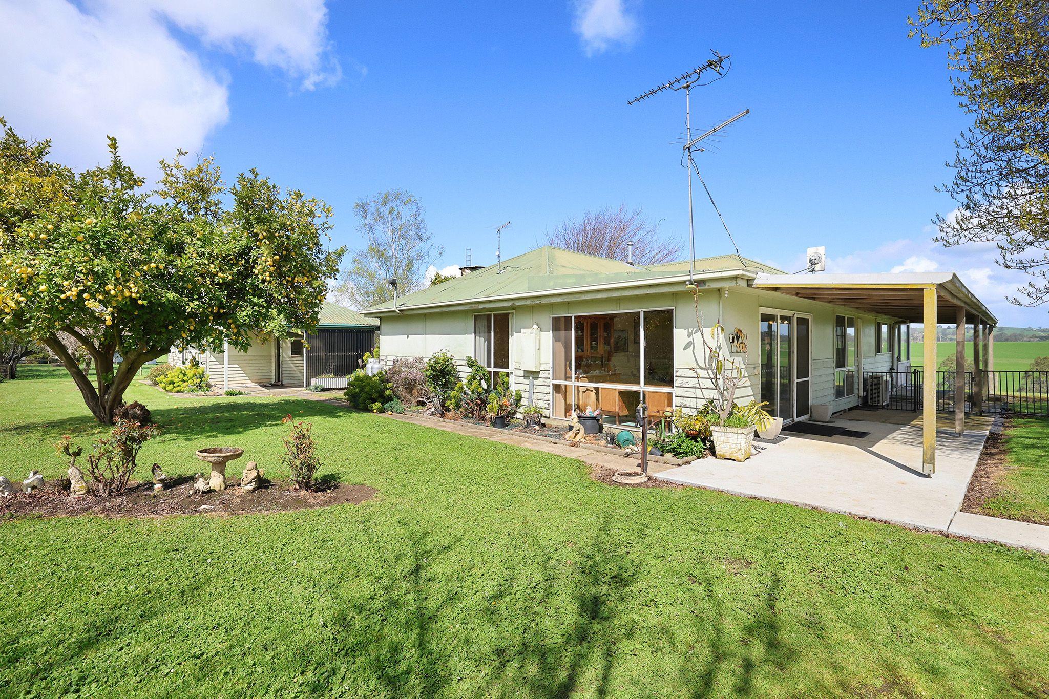 PRIZED RURAL HOLDINGS, SPECTACULAR LOCATION