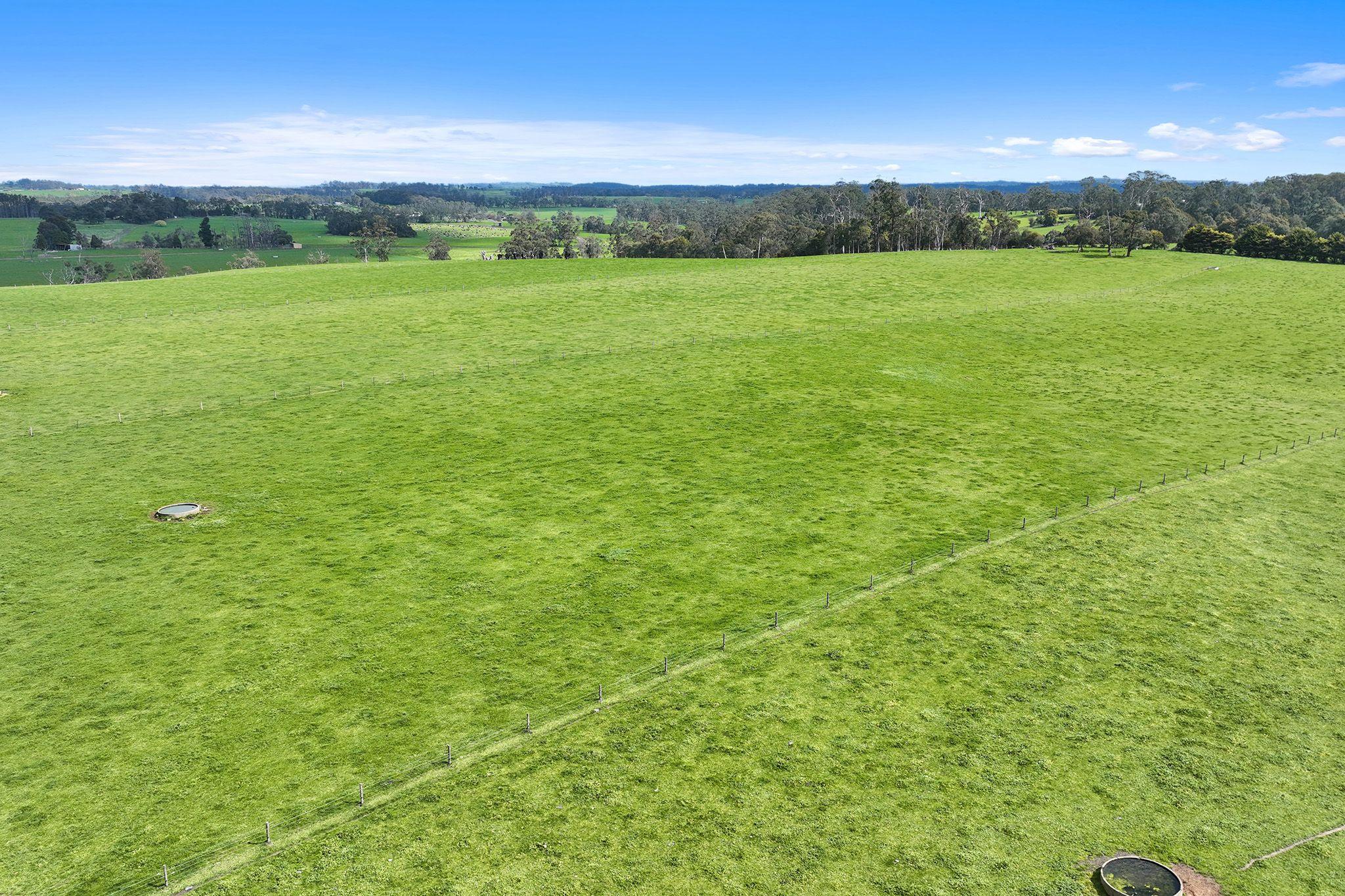 PRIZED RURAL HOLDINGS, SPECTACULAR LOCATION