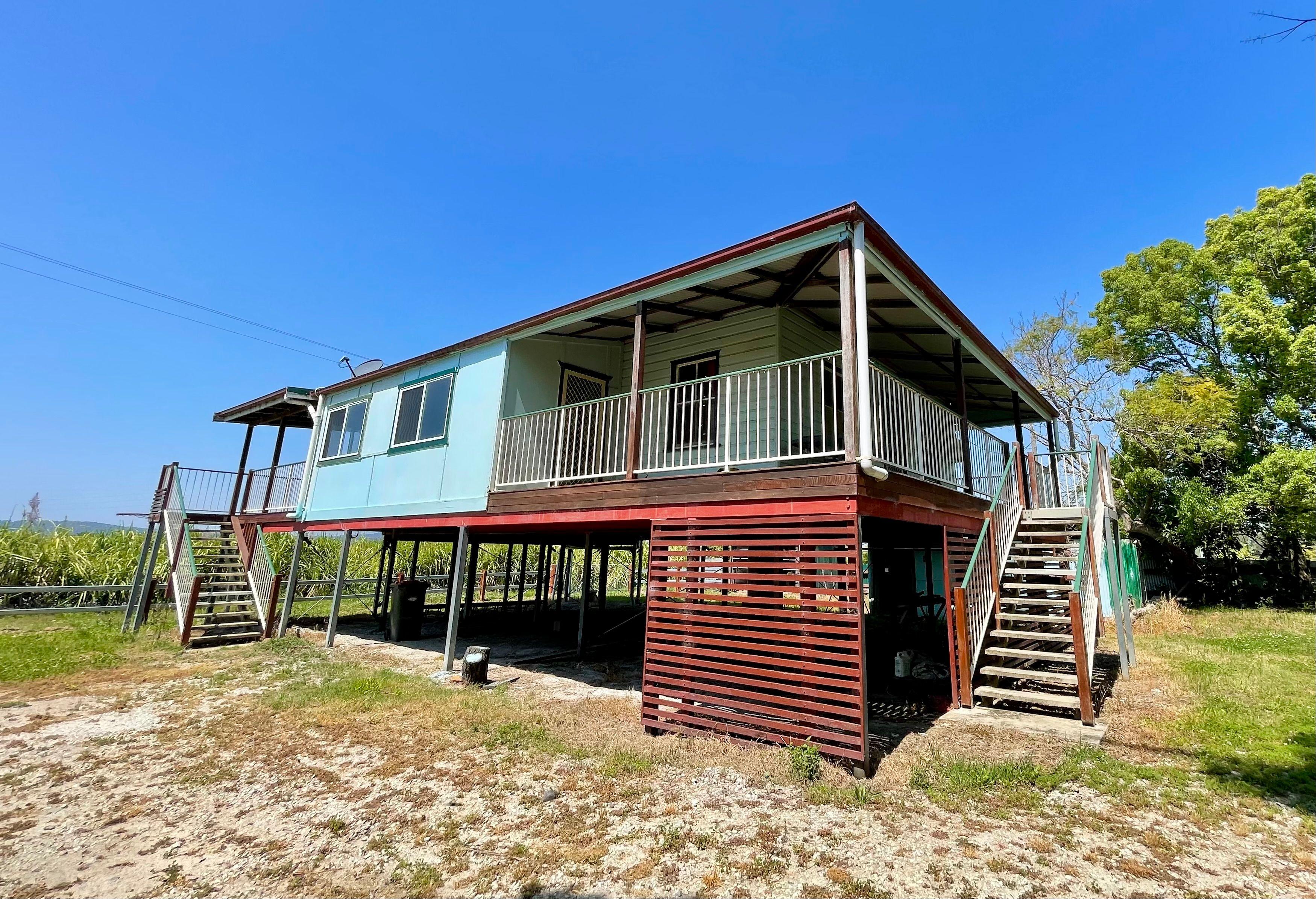 Peaceful 3 Bedroom Farmhouse in Woodford Island with Water Included