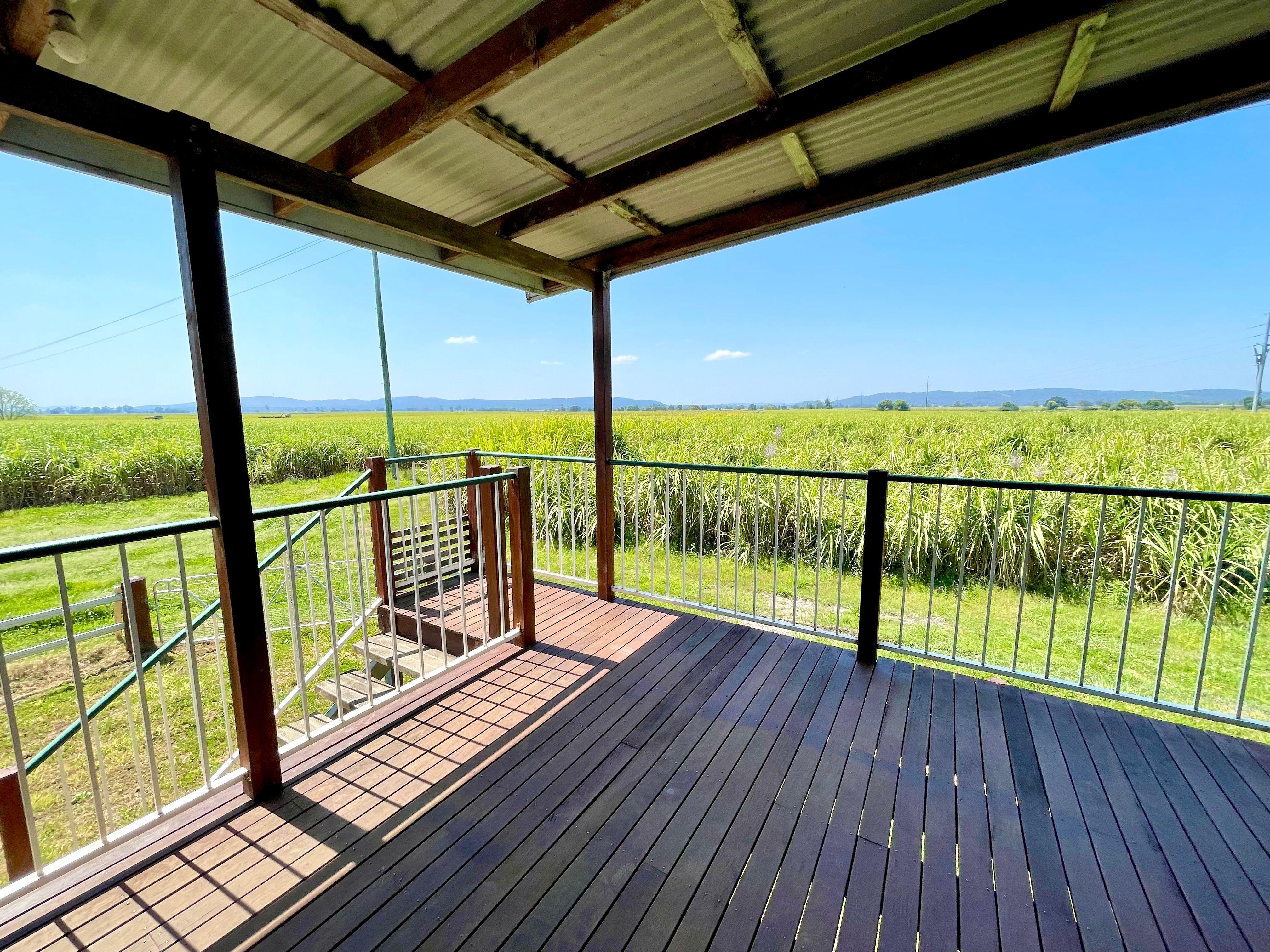 Peaceful 3 Bedroom Farmhouse in Woodford Island with Water Included