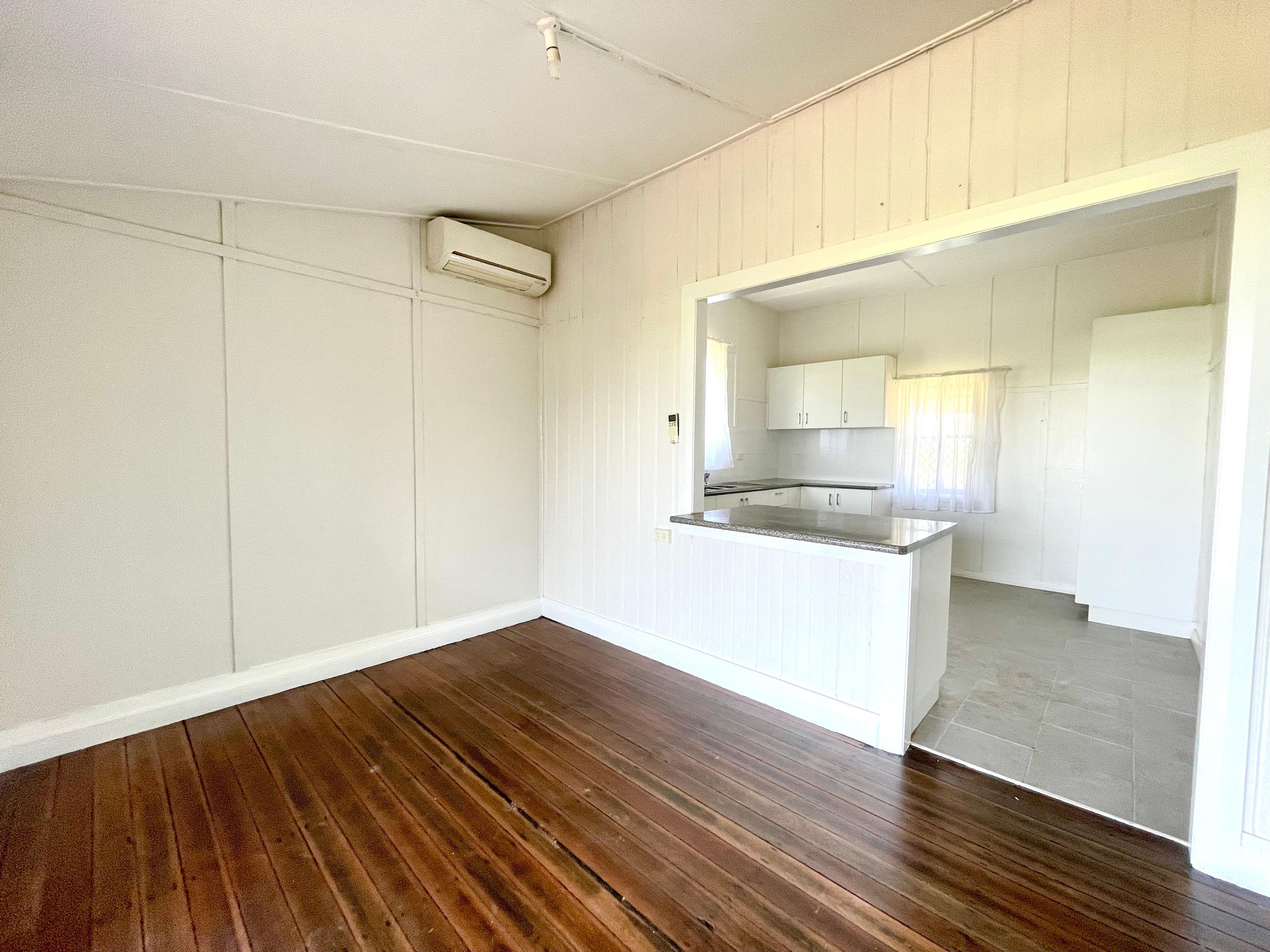 Peaceful 3 Bedroom Farmhouse in Woodford Island with Water Included