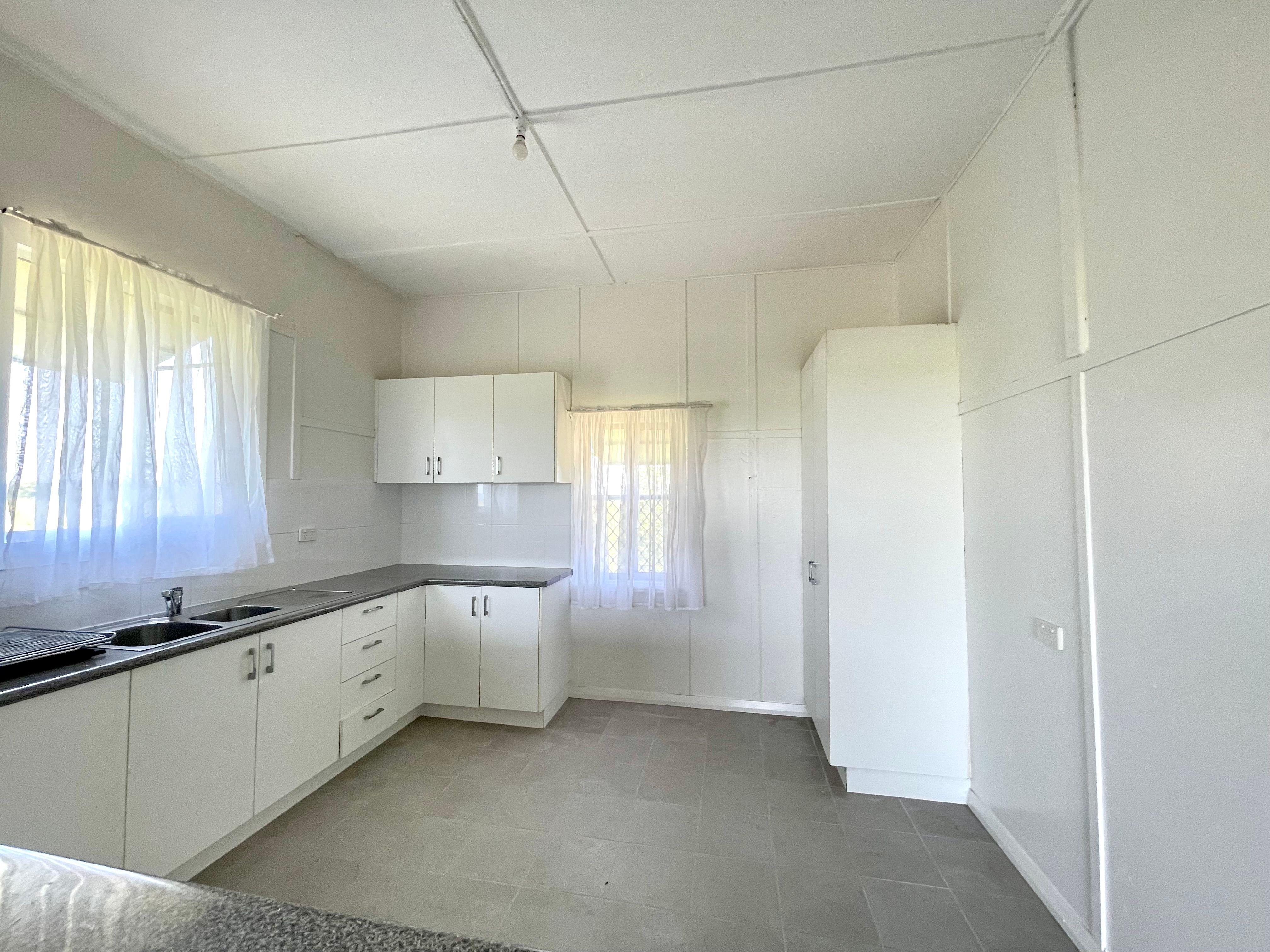 Peaceful 3 Bedroom Farmhouse in Woodford Island with Water Included