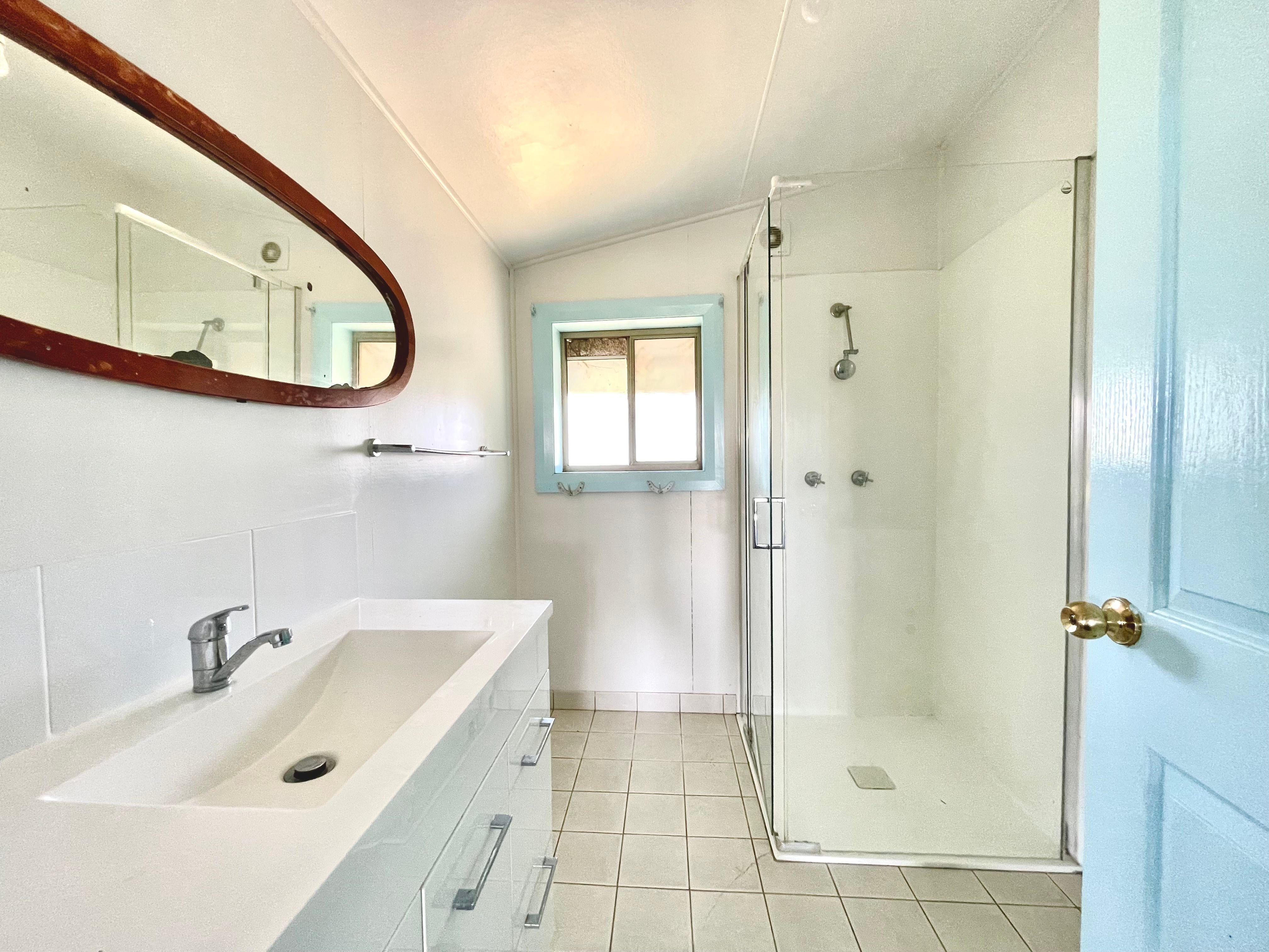 Peaceful 3 Bedroom Farmhouse in Woodford Island with Water Included