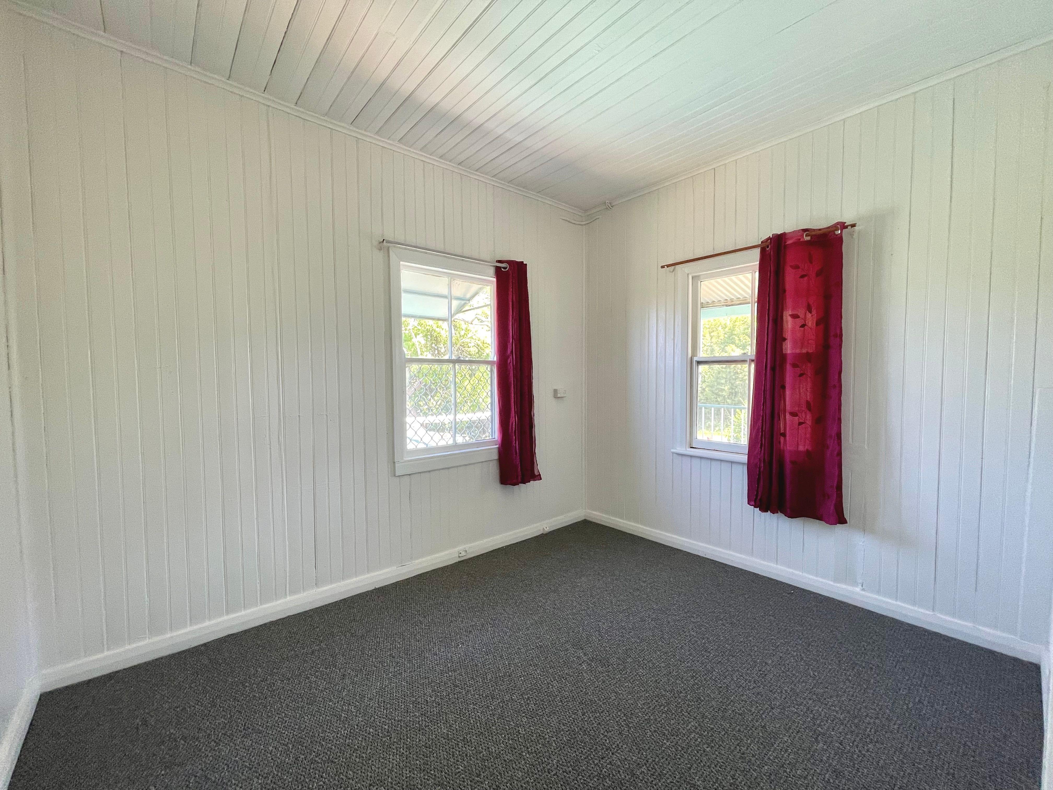 Peaceful 3 Bedroom Farmhouse in Woodford Island with Water Included