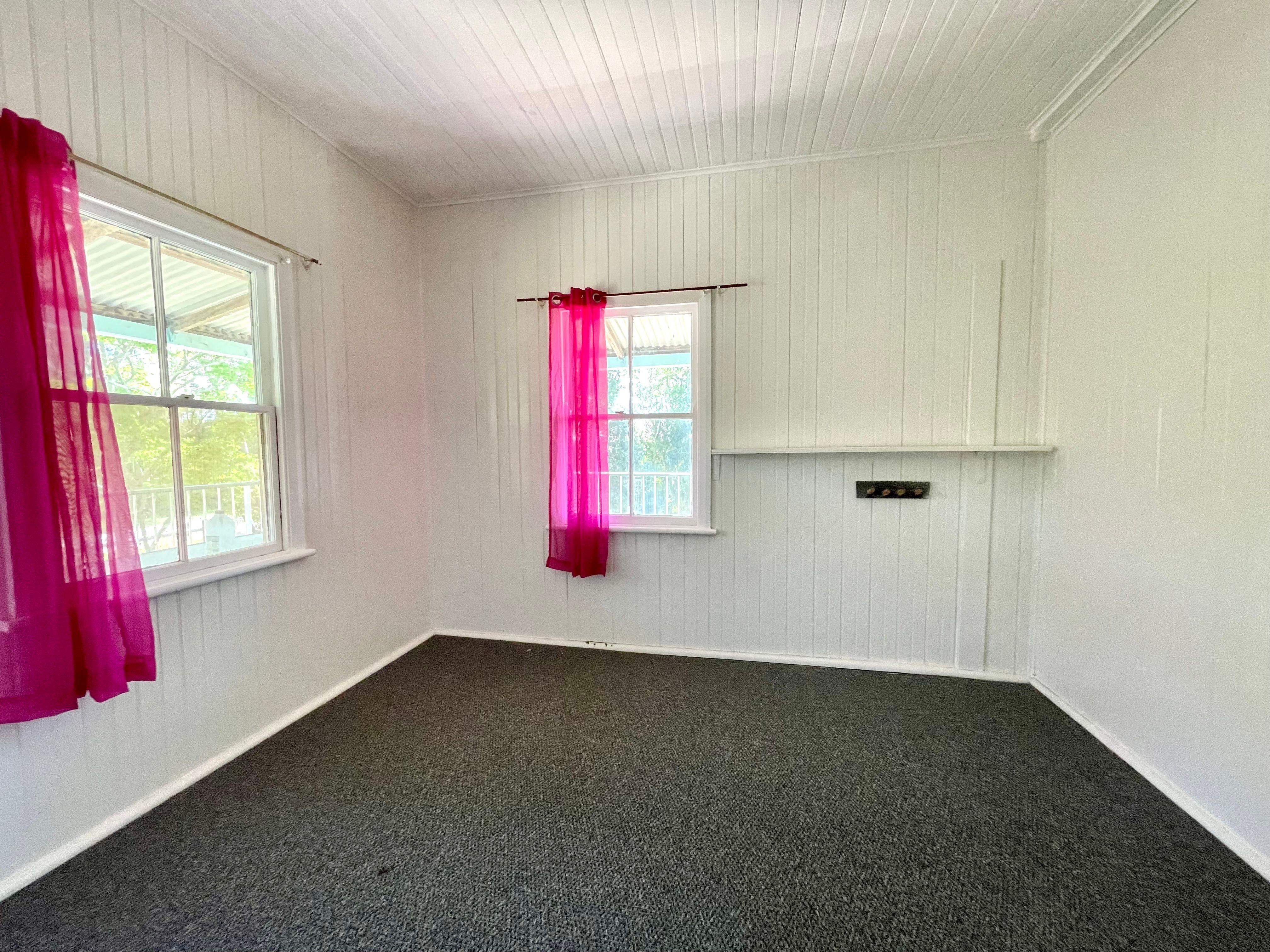 Peaceful 3 Bedroom Farmhouse in Woodford Island with Water Included