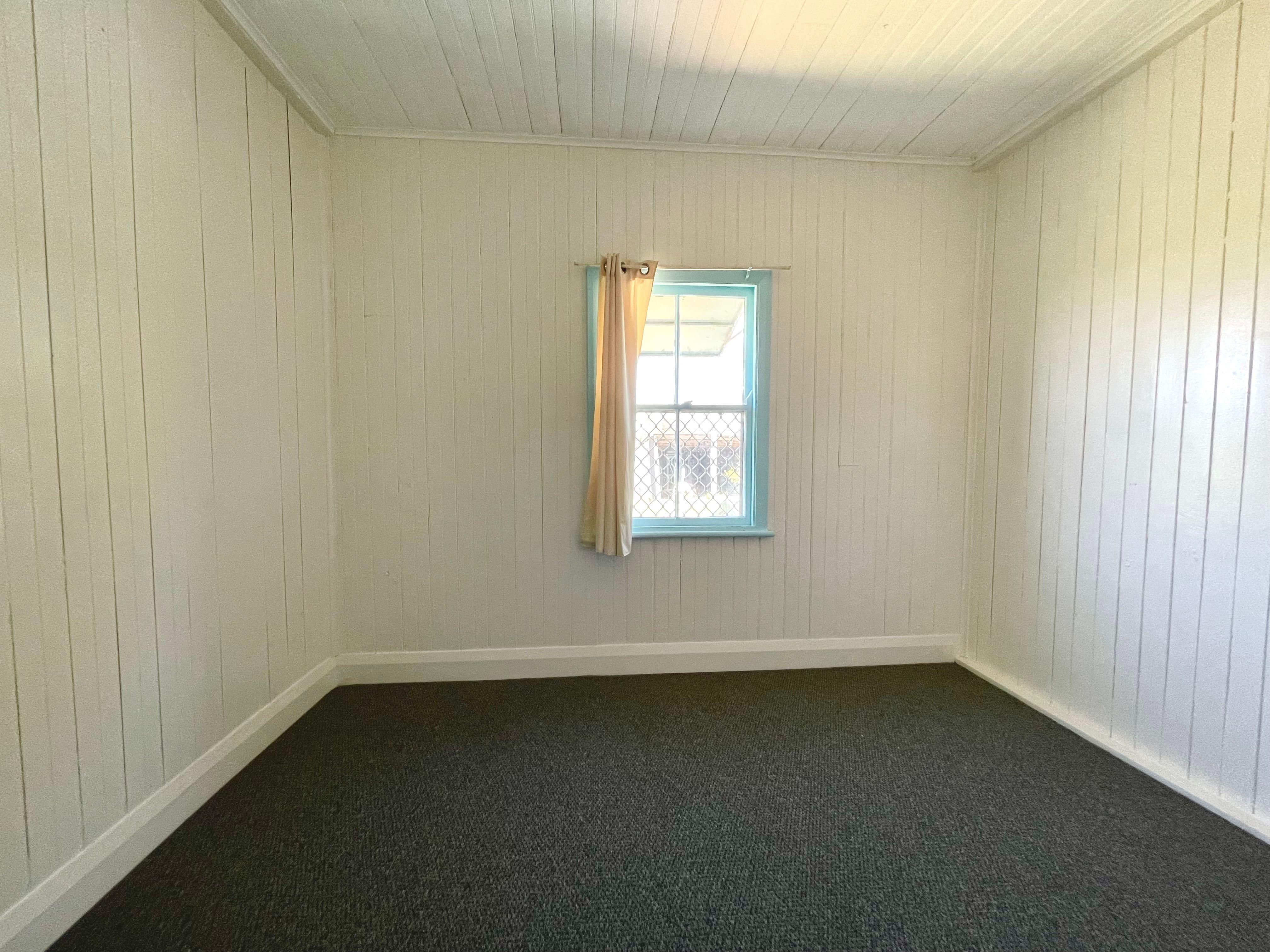 Peaceful 3 Bedroom Farmhouse in Woodford Island with Water Included