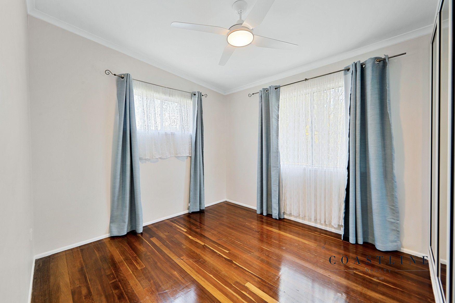 For Rent: 3 Bed, 1 Bath - Shared Pool & Yard