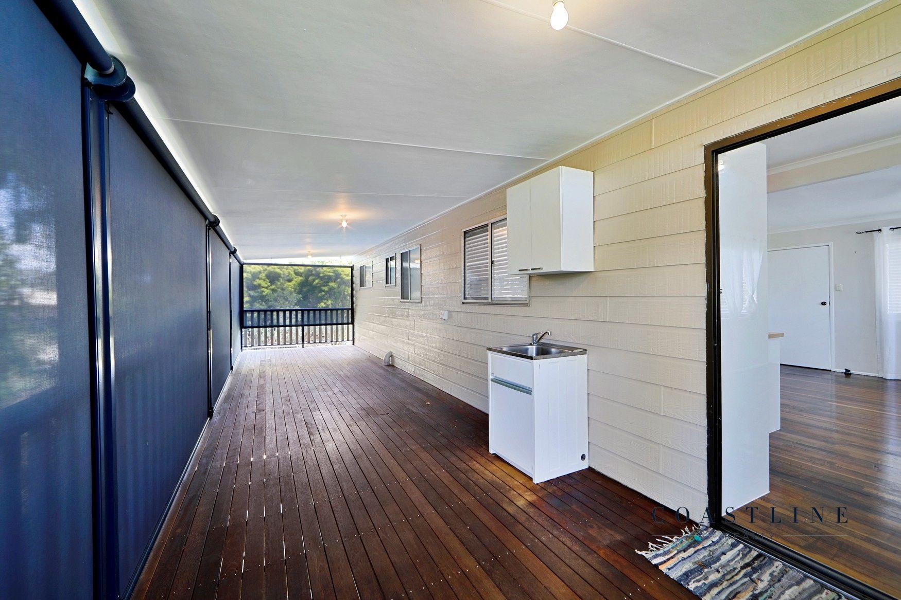 For Rent: 3 Bed, 1 Bath - Shared Pool & Yard