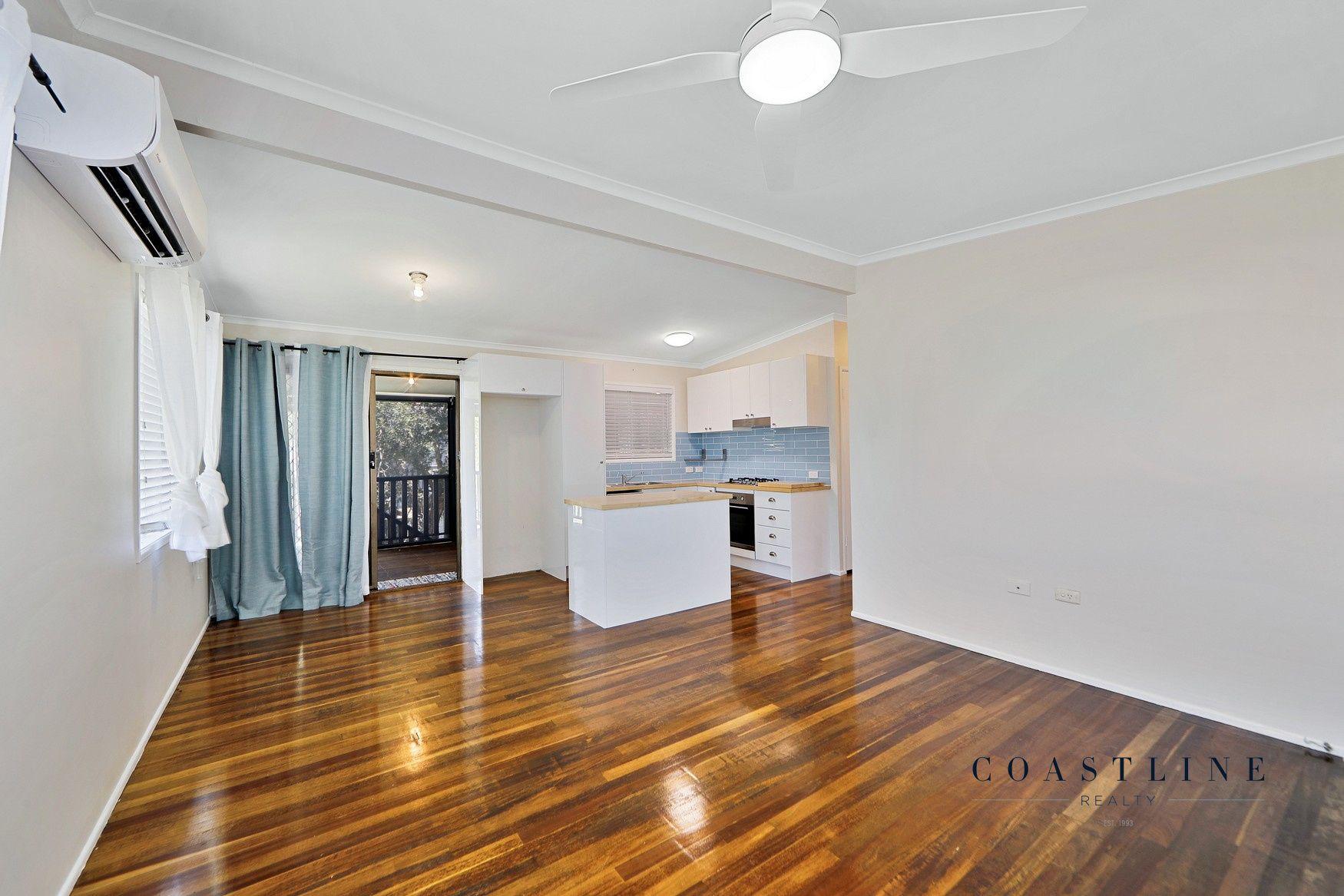 For Rent: 3 Bed, 1 Bath - Shared Pool & Yard