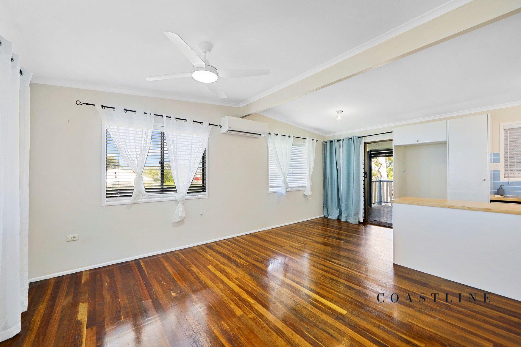 For Rent: 3 Bed, 1 Bath - Shared Pool & Yard