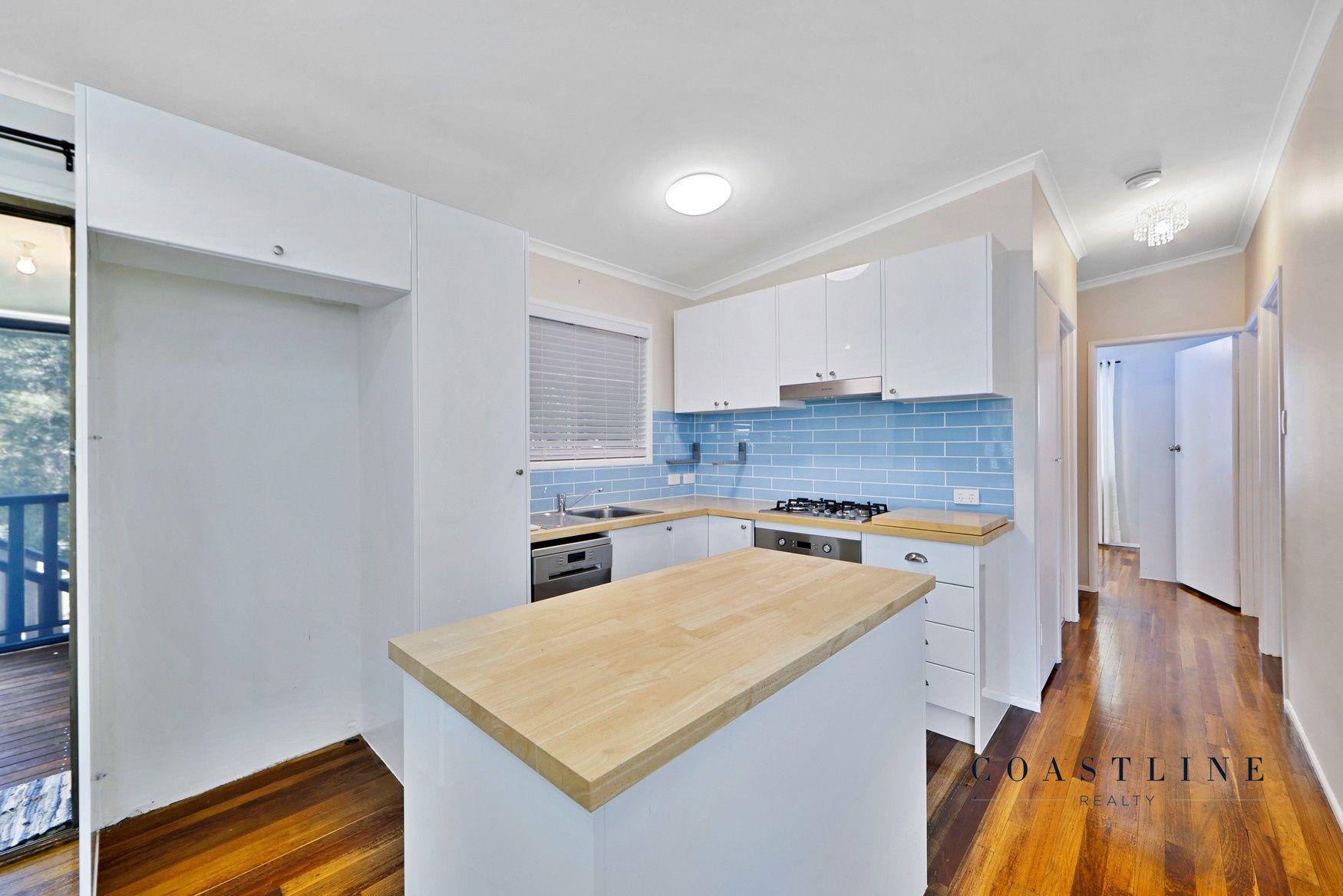 For Rent: 3 Bed, 1 Bath - Shared Pool & Yard