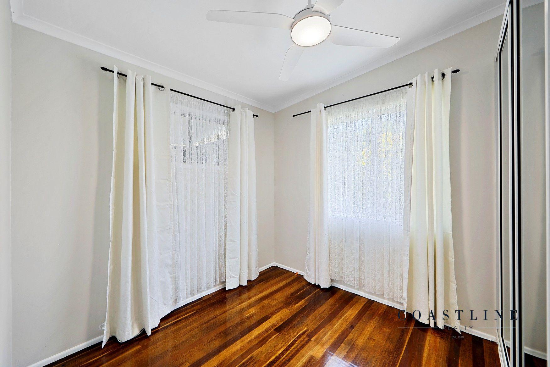 For Rent: 3 Bed, 1 Bath - Shared Pool & Yard