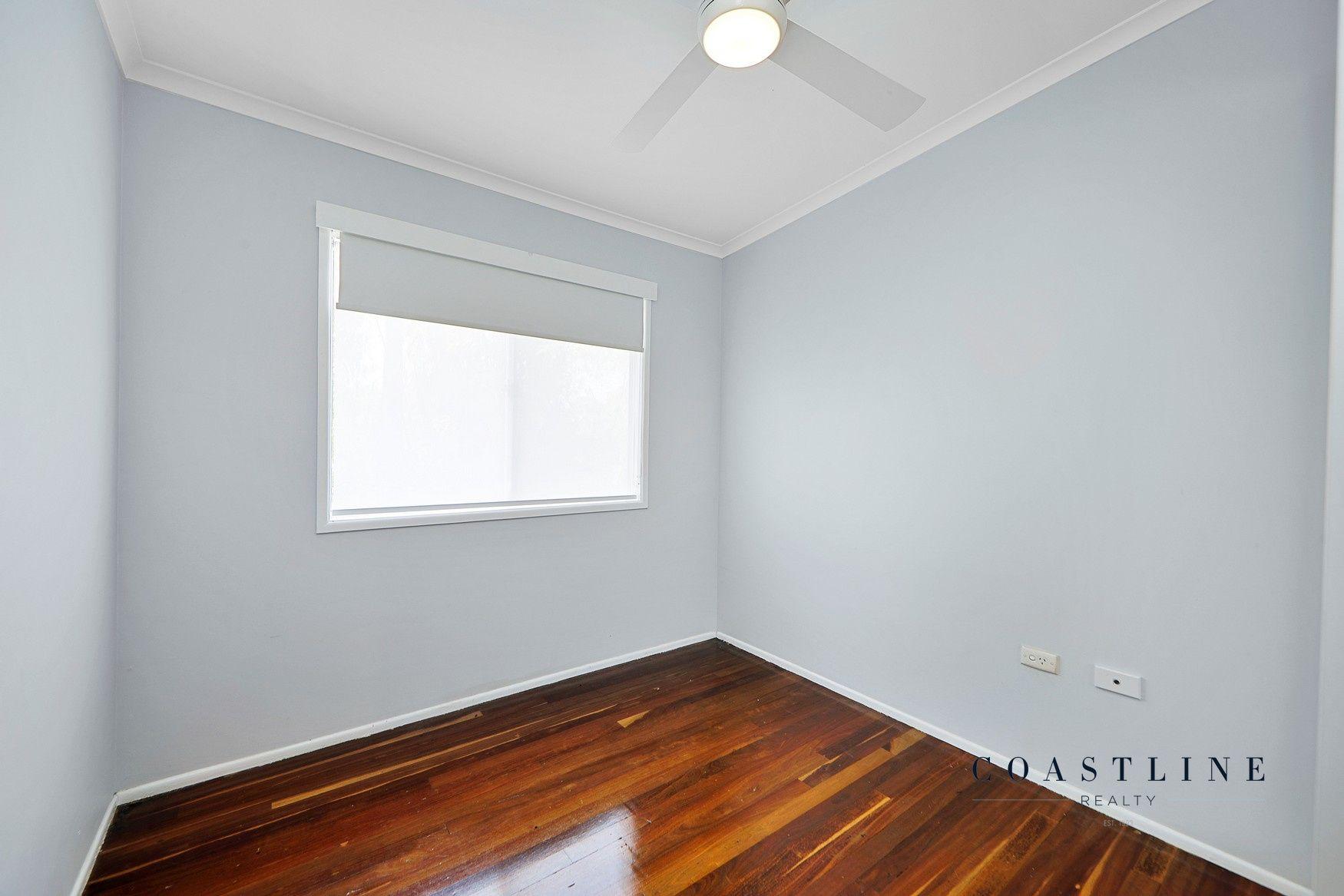 For Rent: 3 Bed, 1 Bath - Shared Pool & Yard