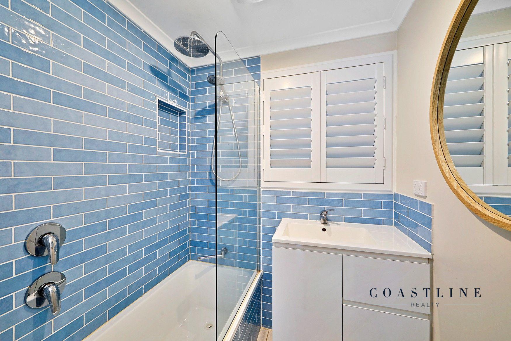 For Rent: 3 Bed, 1 Bath - Shared Pool & Yard