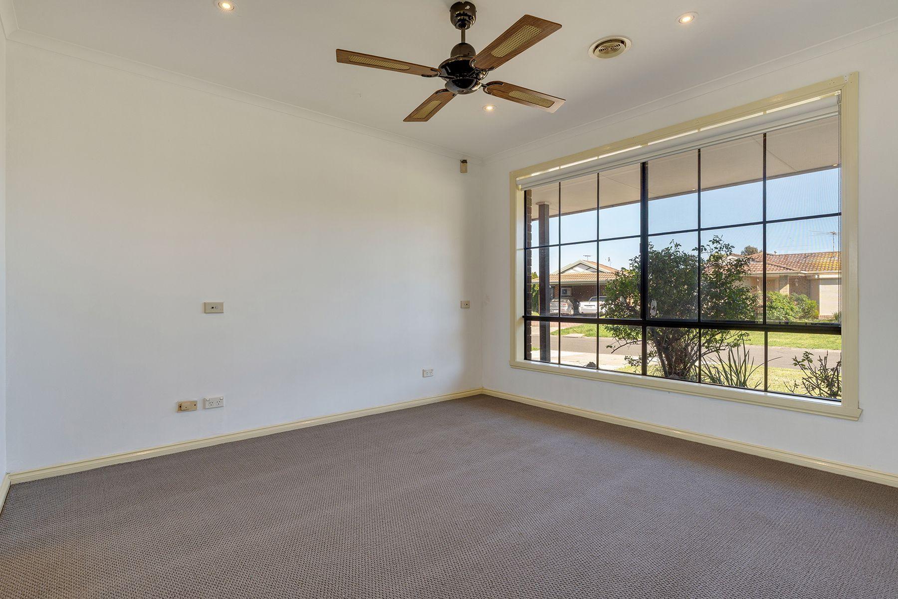 Charming 3-Bedroom Home in Roxburgh Park