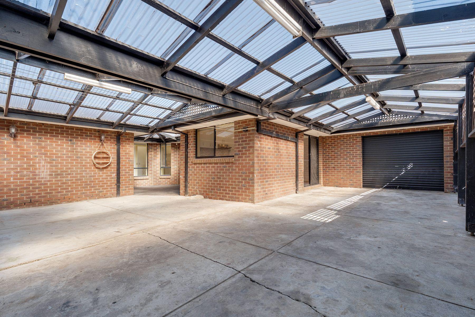 Charming 3-Bedroom Home in Roxburgh Park