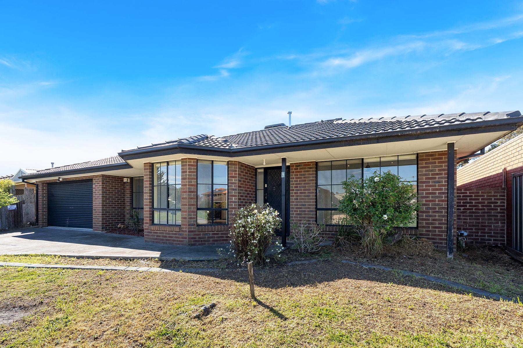 Charming 3-Bedroom Home in Roxburgh Park