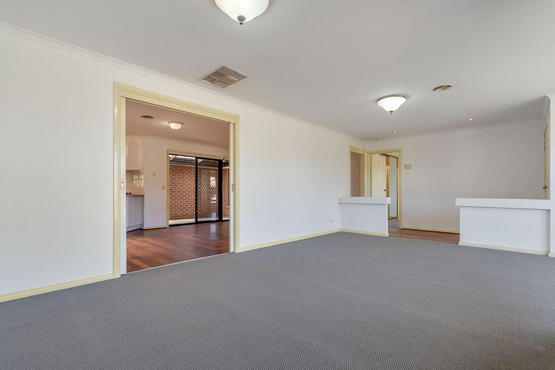 Charming 3-Bedroom Home in Roxburgh Park