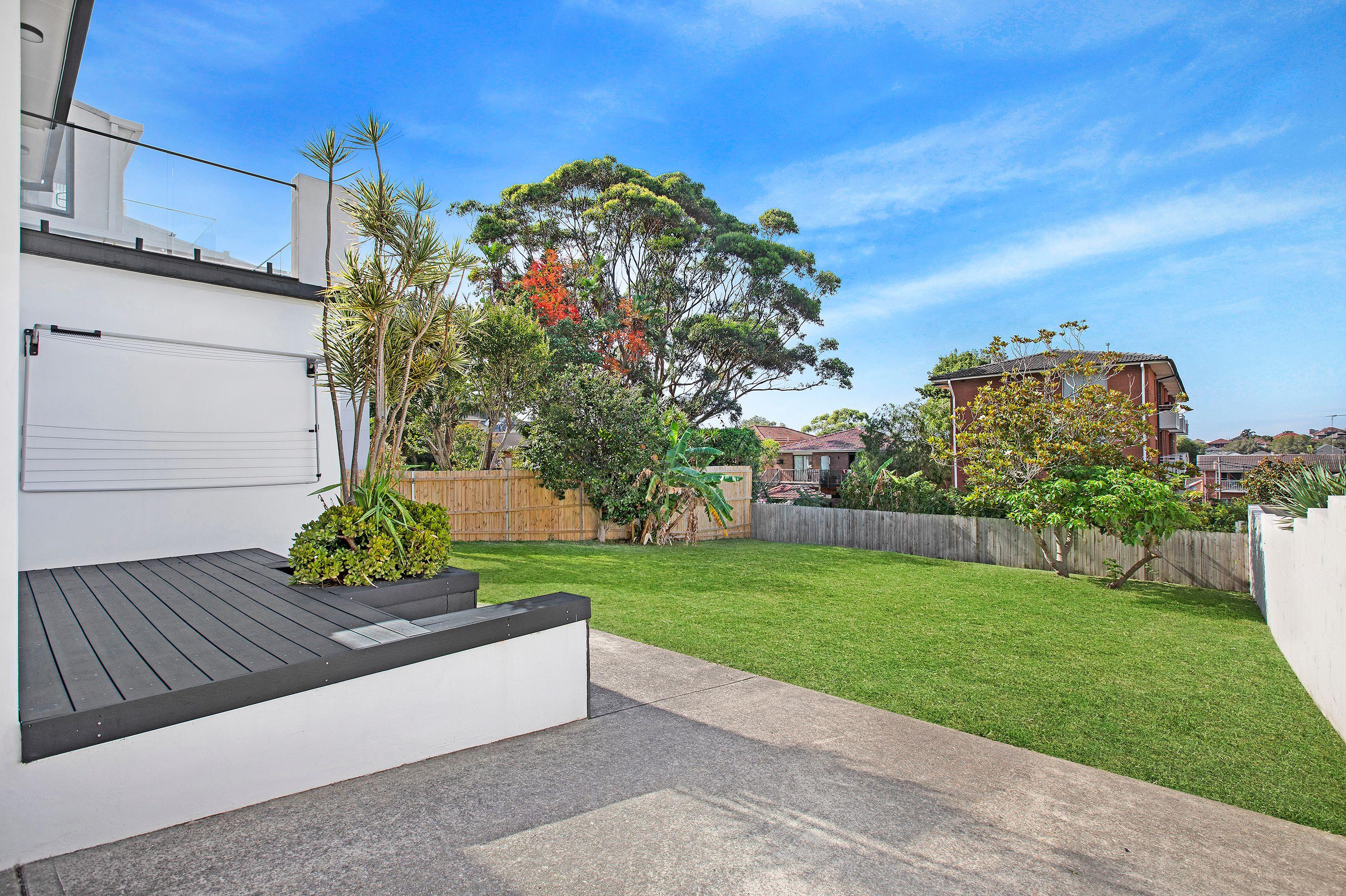 Grand Freestanding Family Home with Expansive Views in a Coveted Cul-de-Sac