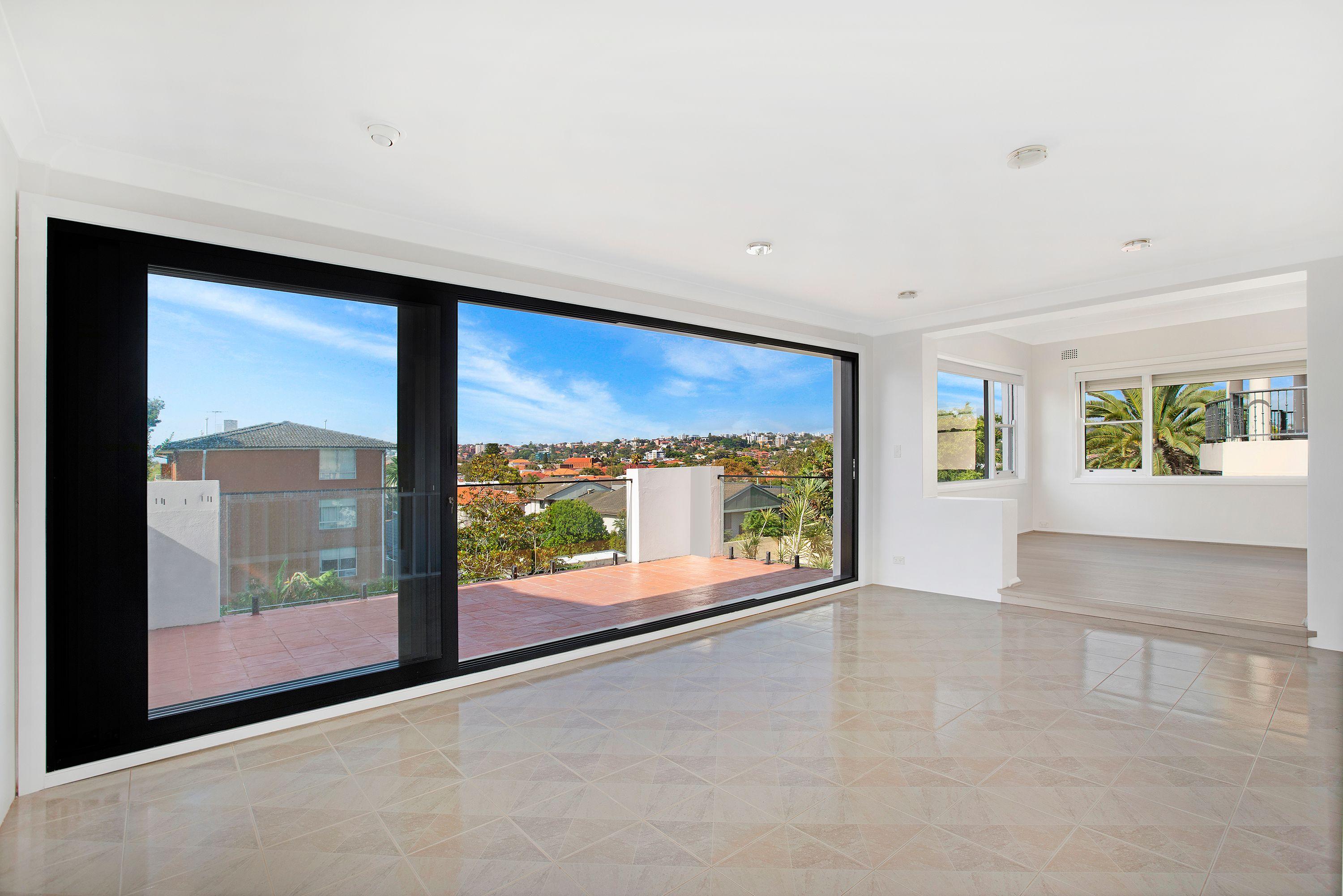 Grand Freestanding Family Home with Expansive Views in a Coveted Cul-de-Sac