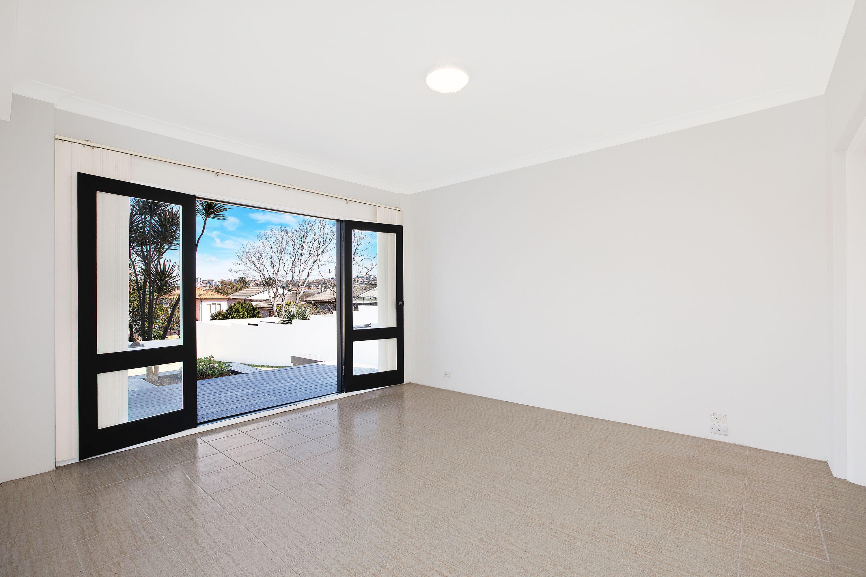 Grand Freestanding Family Home with Expansive Views in a Coveted Cul-de-Sac