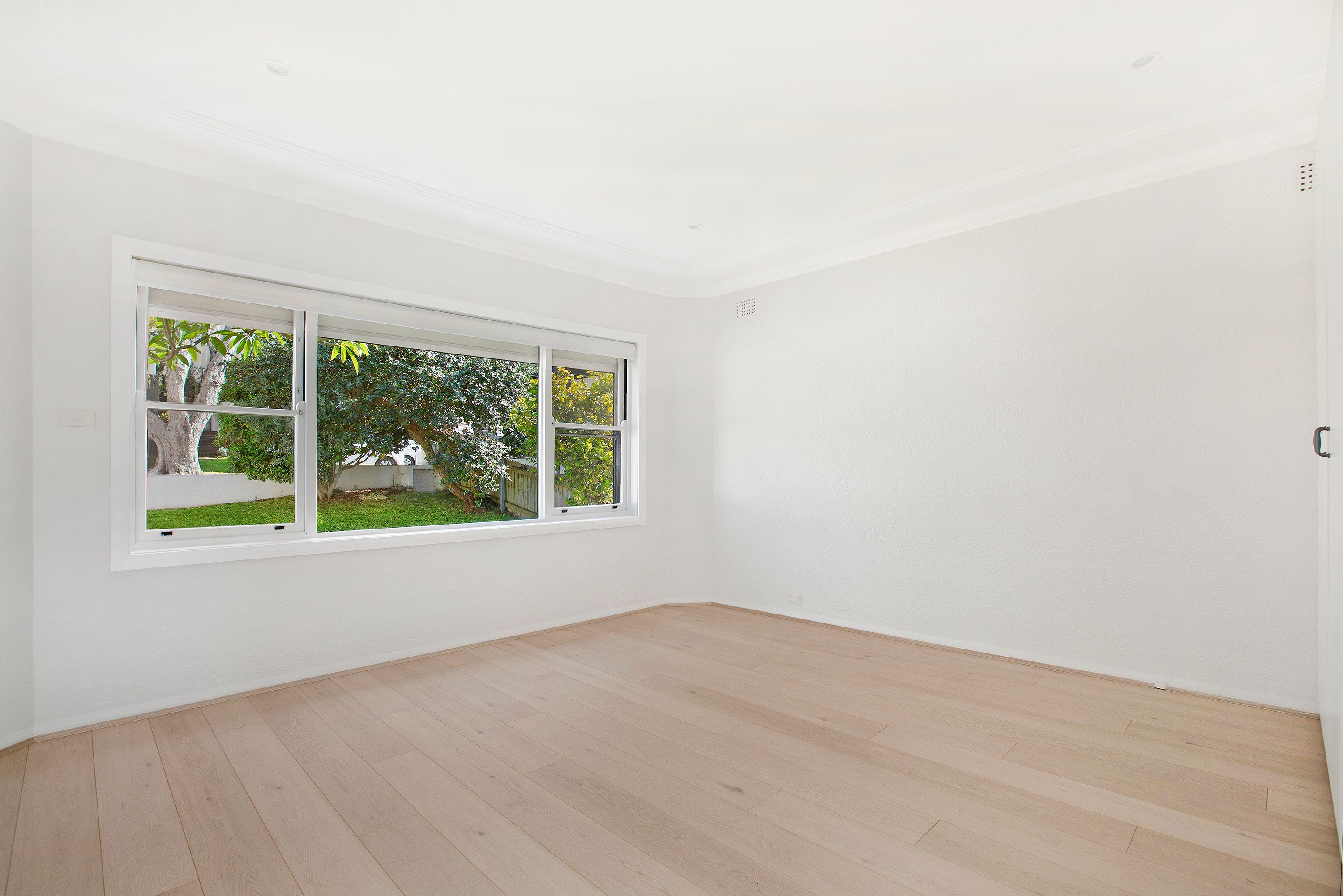 Grand Freestanding Family Home with Expansive Views in a Coveted Cul-de-Sac