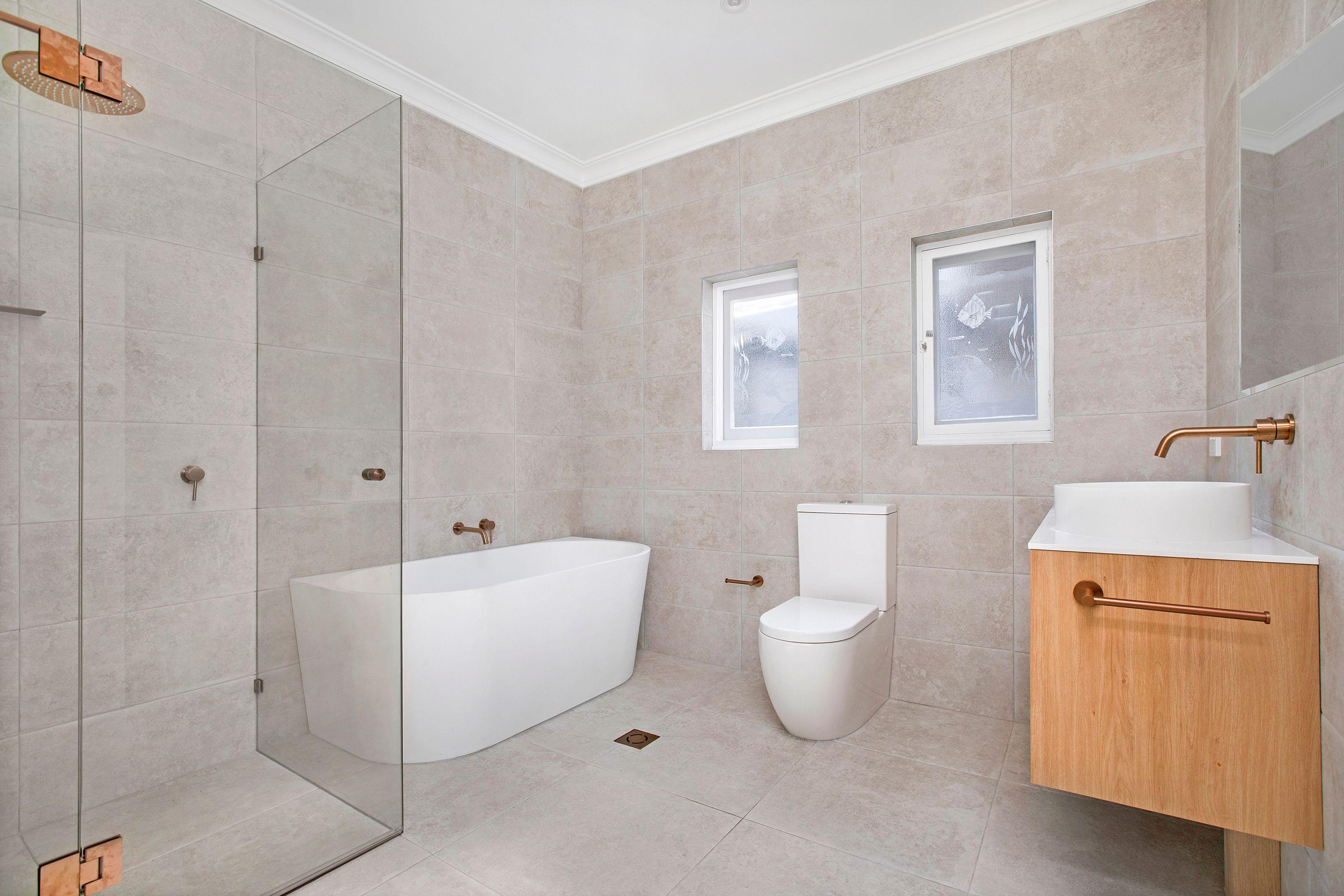 Grand Freestanding Family Home with Expansive Views in a Coveted Cul-de-Sac