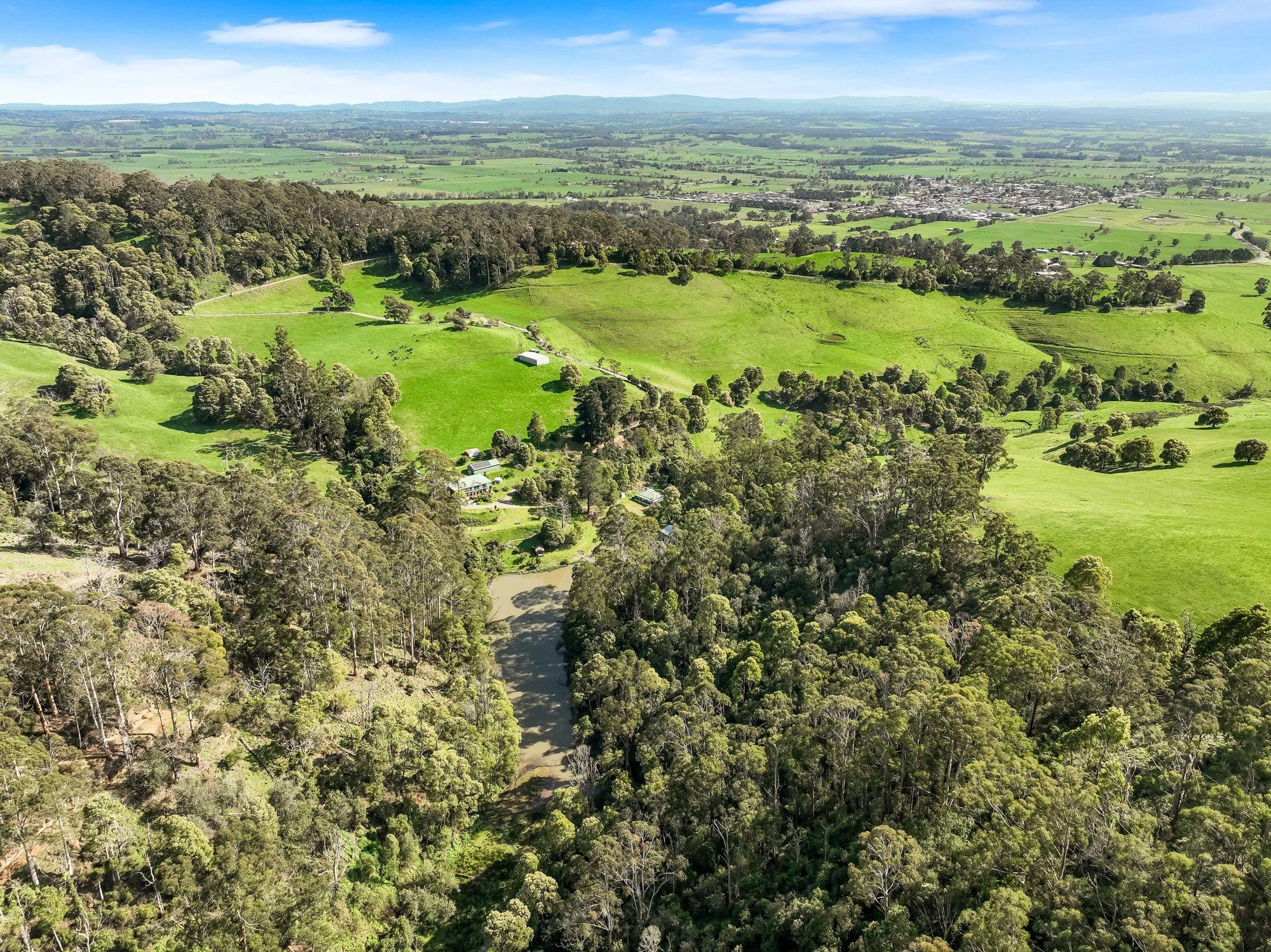 Exclusive Lakeside Estate - Wildlife, Water & Stunning Views