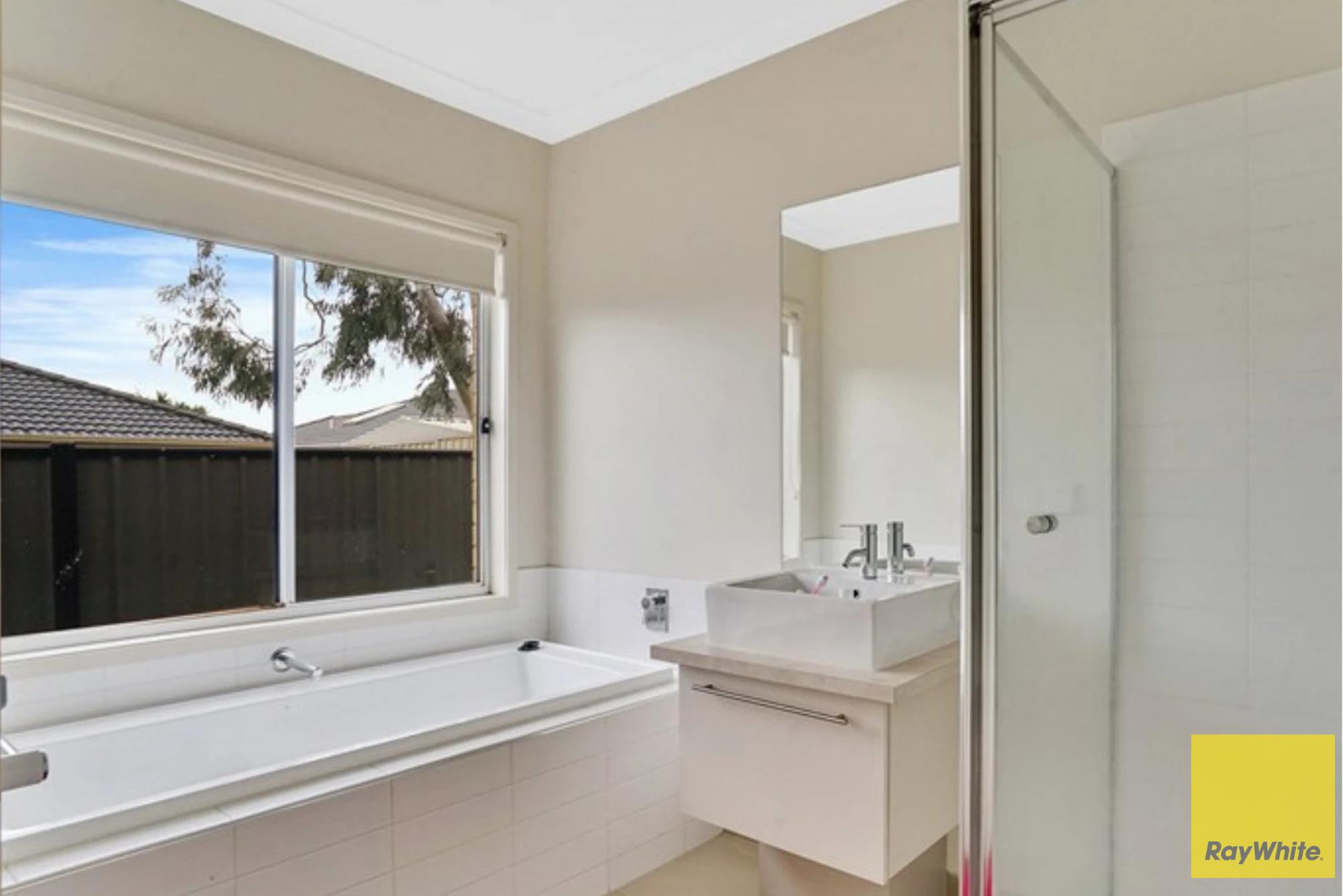 Exceptional Family Living in TARNEIT Location!