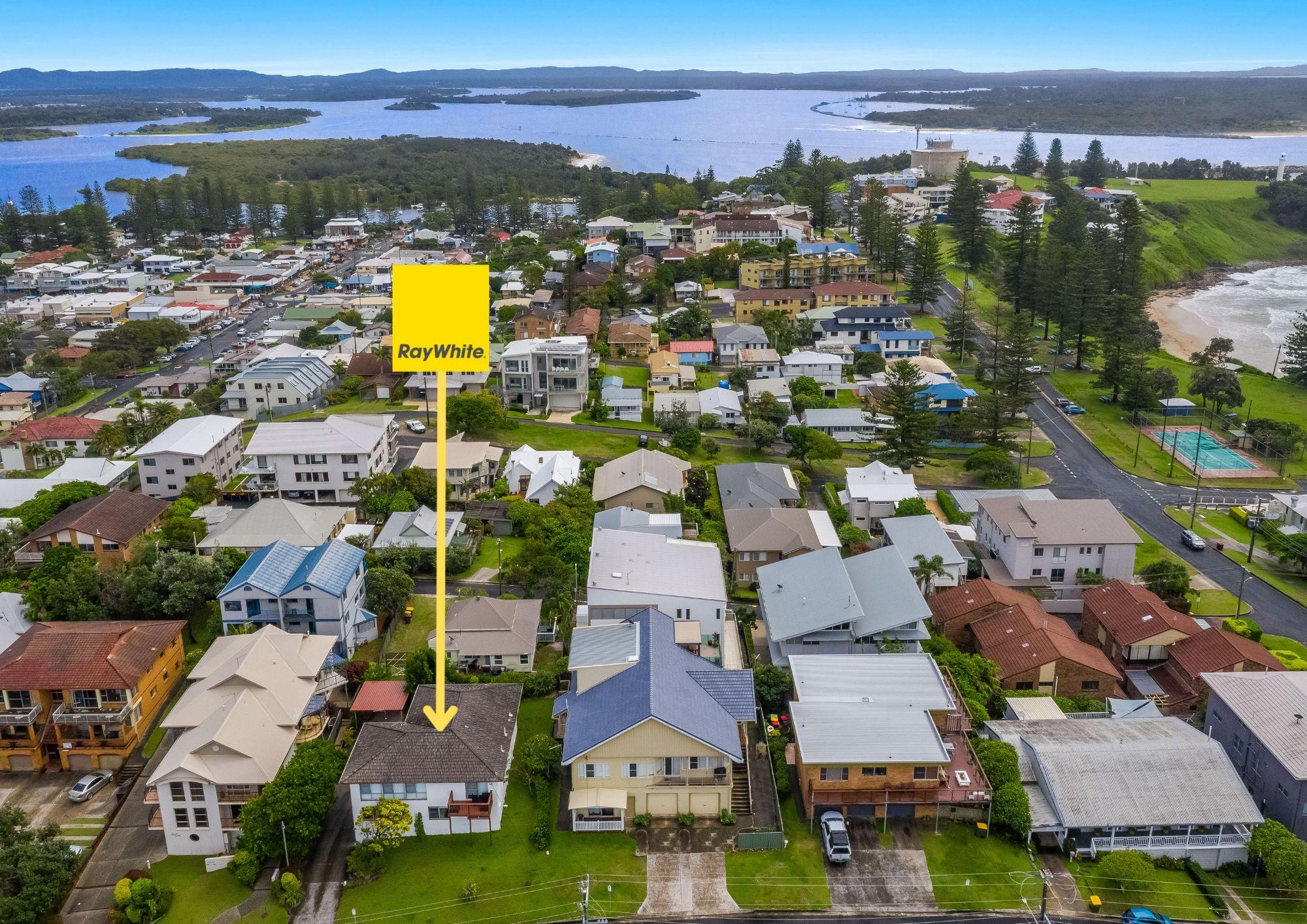 UNIT IN TOWN, CLOSE TO BEACHES, SHOPS, RESTAURANTS