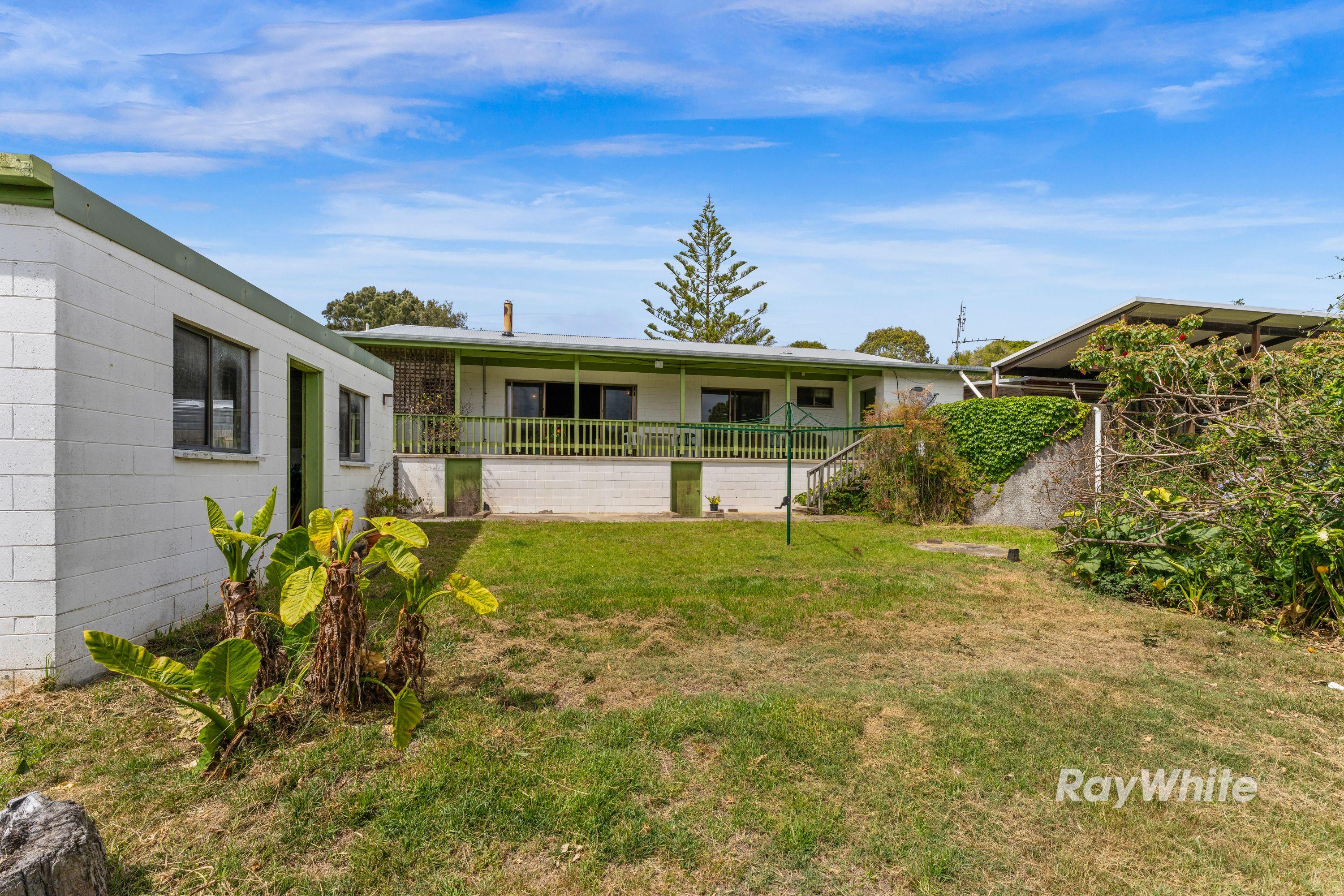 3 Bedroom Home Located meters from beaches