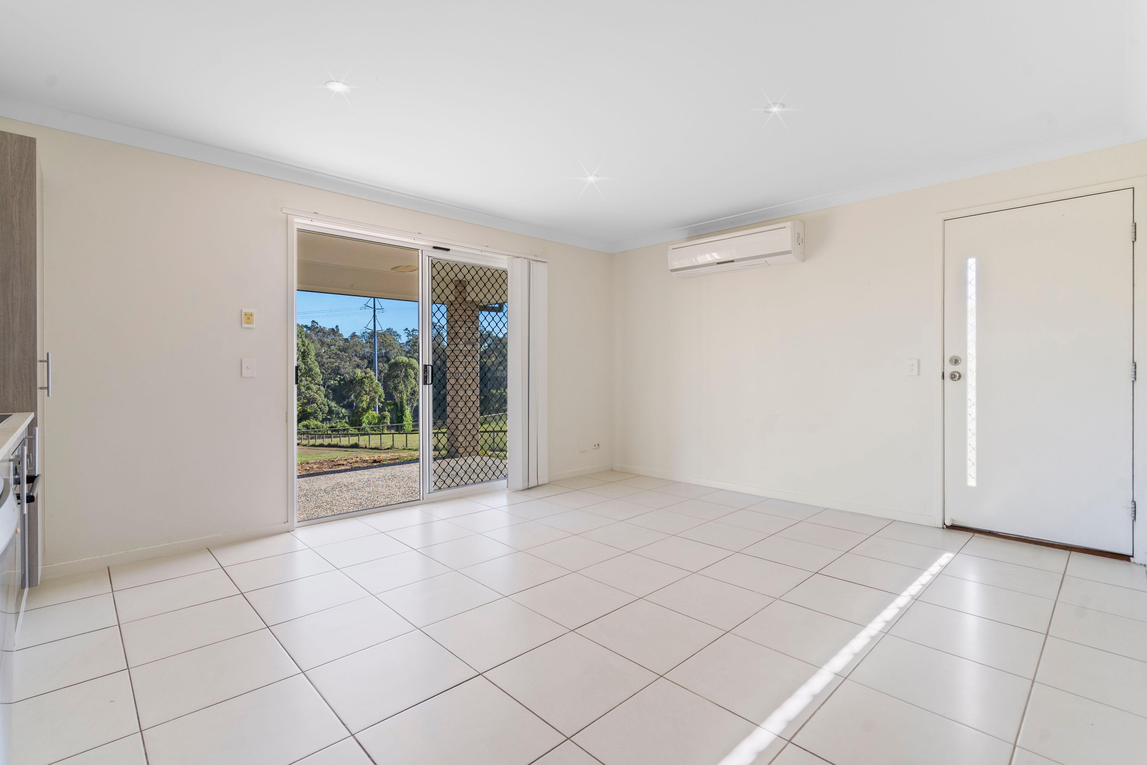 Stylish 2-Bedroom Duplex in Karalee - Peaceful Living with City Convenience