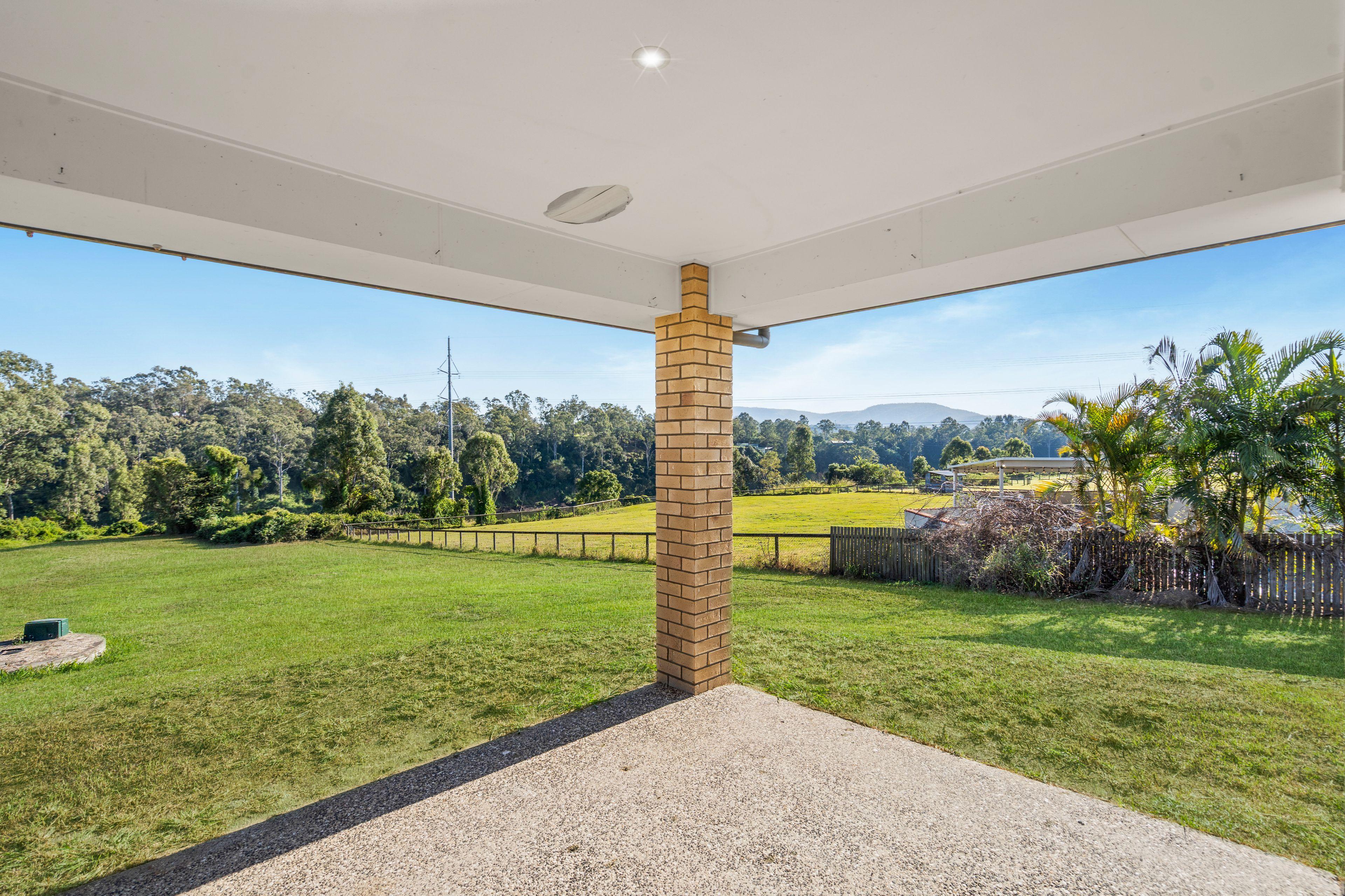 Stylish 2-Bedroom Duplex in Karalee - Peaceful Living with City Convenience