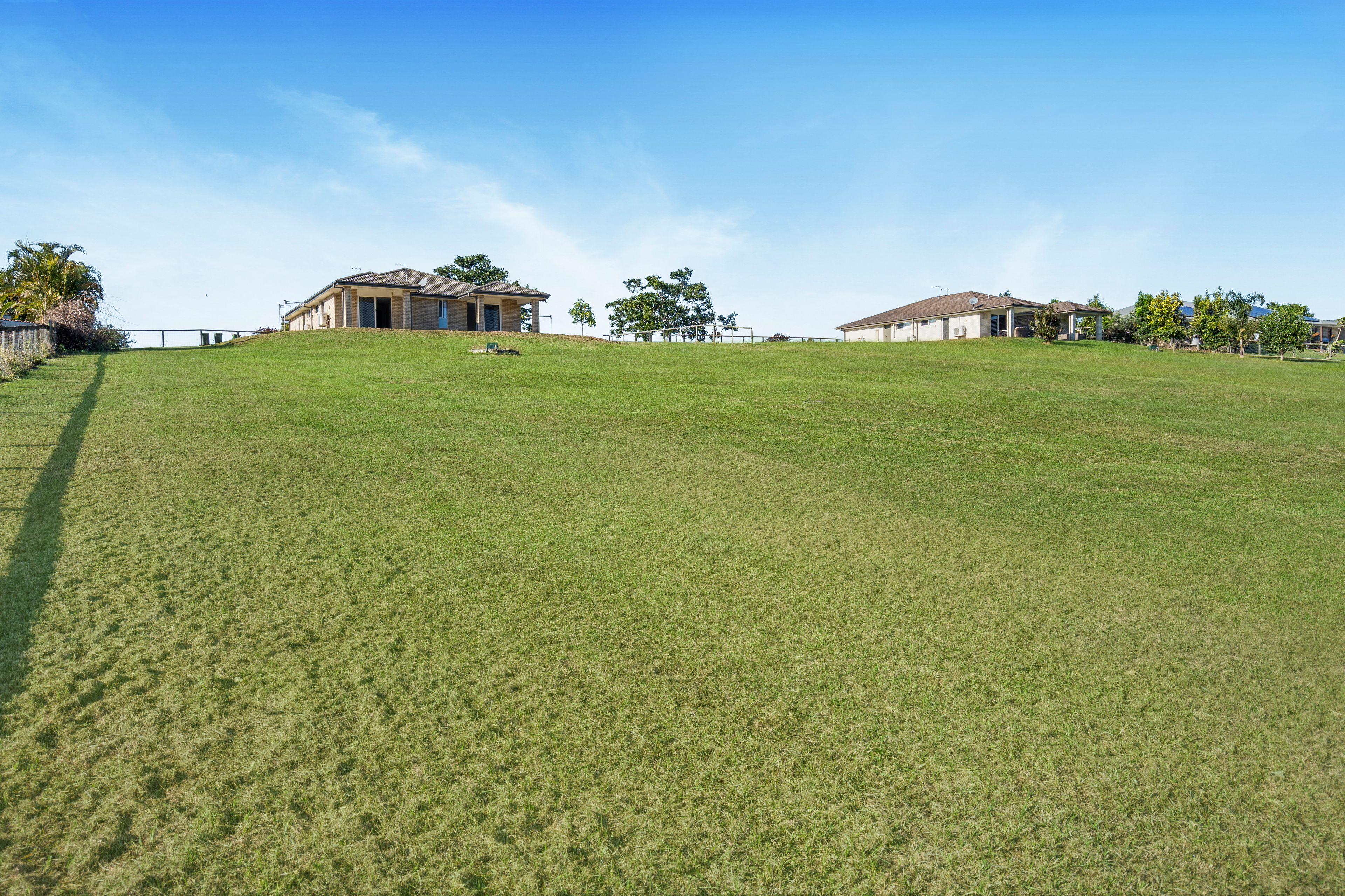 Stylish 2-Bedroom Duplex in Karalee - Peaceful Living with City Convenience