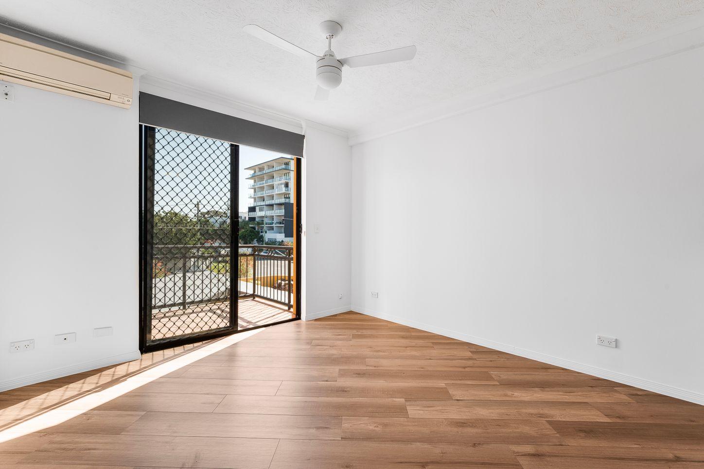 Prop-GPT: Property: QLD Labrador, QLD 4215 Queensland 4215