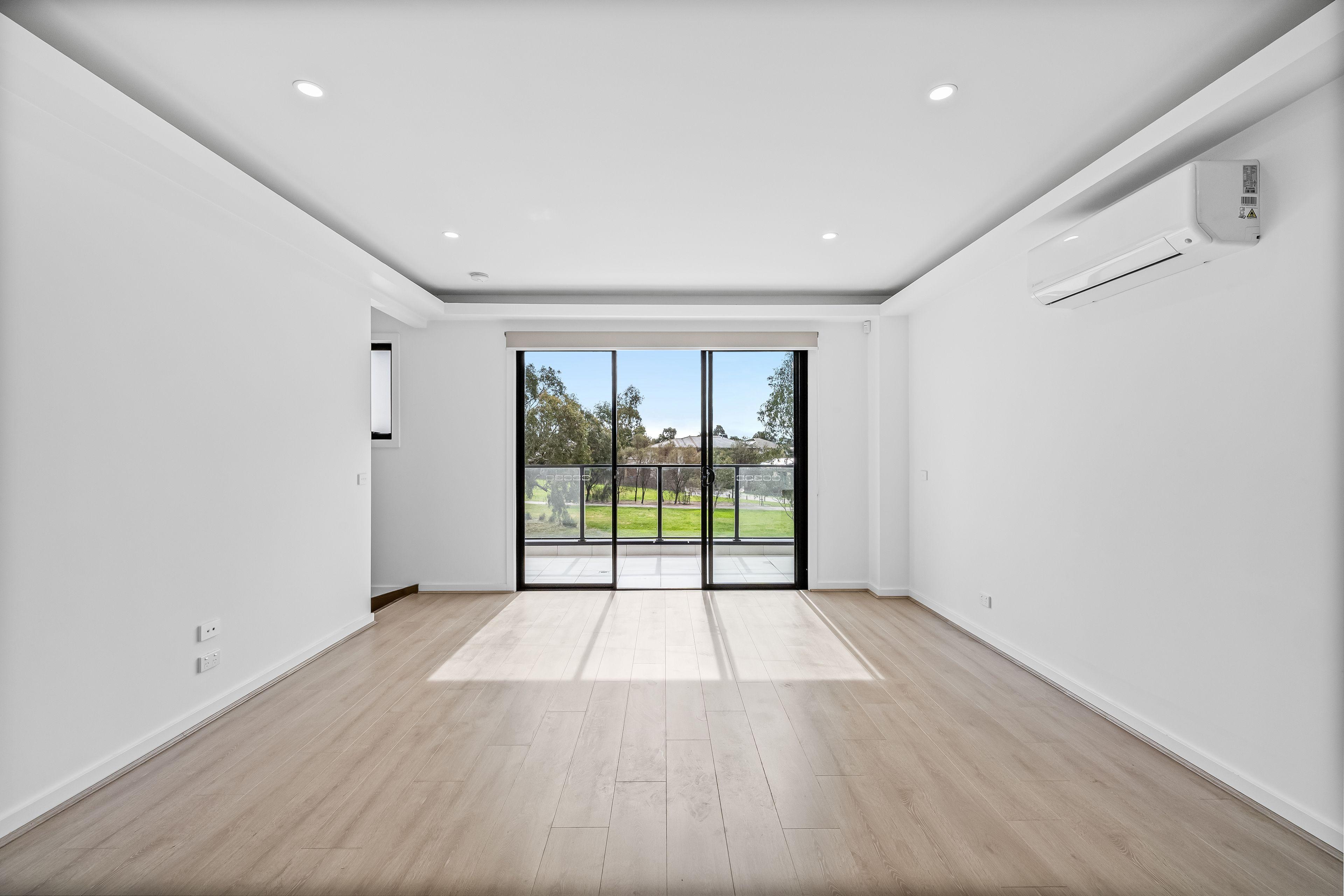 Stylish Townhouse with Reverse Living & Green Views