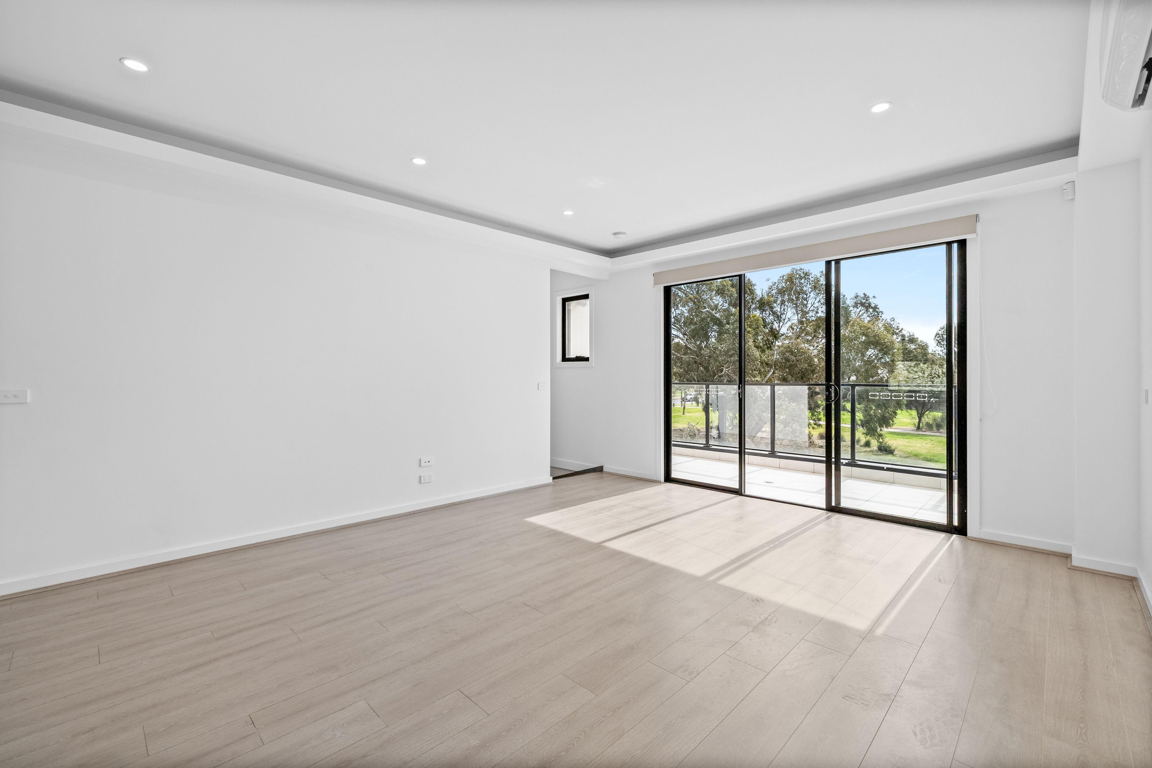 Stylish Townhouse with Reverse Living & Green Views