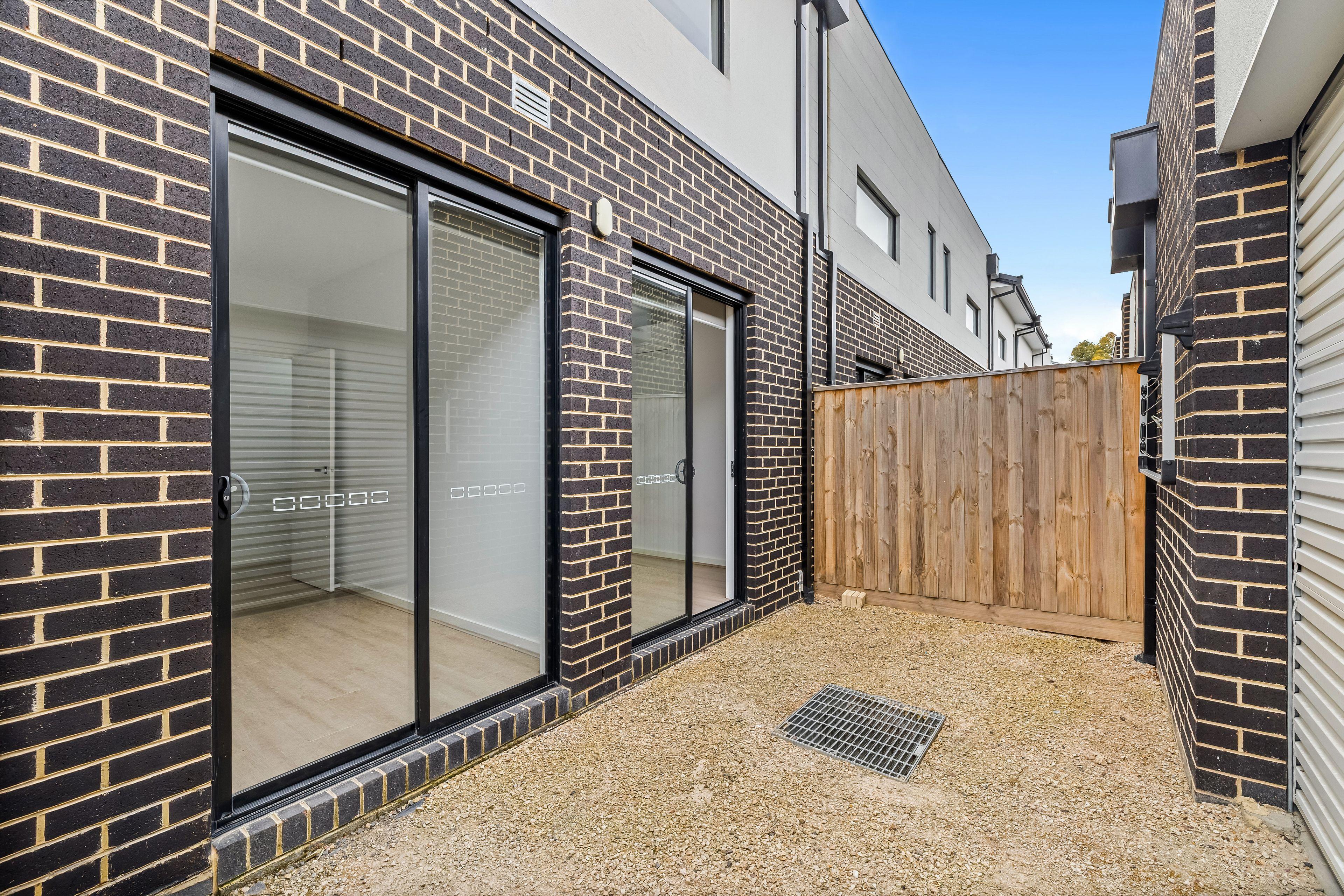Stylish Townhouse with Reverse Living & Green Views